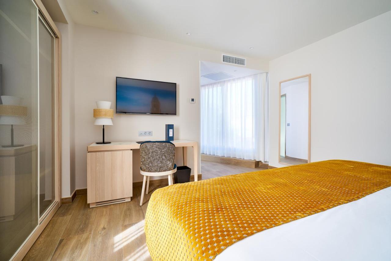 Tweepersoonskamer met 2 Aparte Bedden en een Extra Bed