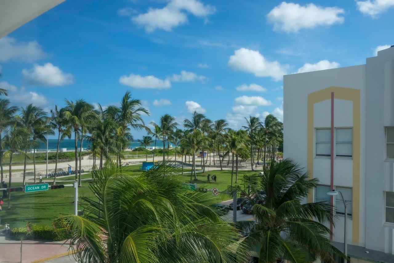 Quarto com Cama King-size e Vista Parcial do Mar