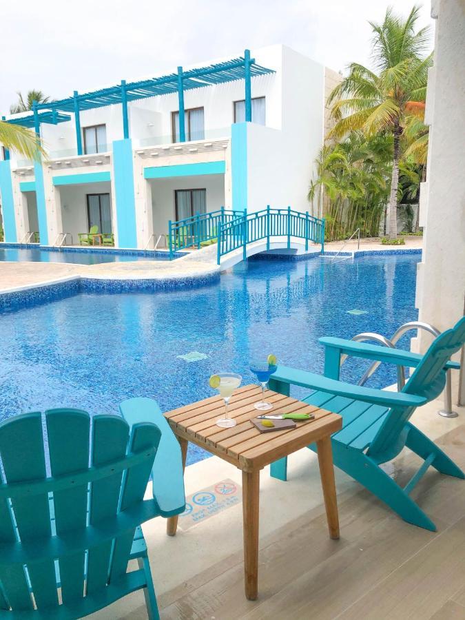 Swim Up Paradise Suite