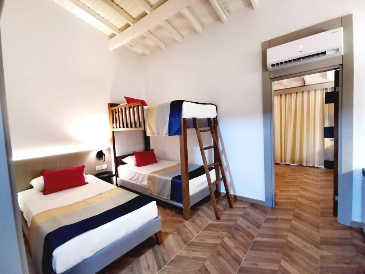 Family Room with Bunk Bed (3 Adults + 2 Children),1111478883:JPEG