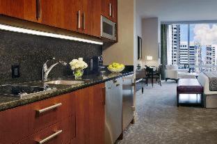 Deluxe King Room with City View