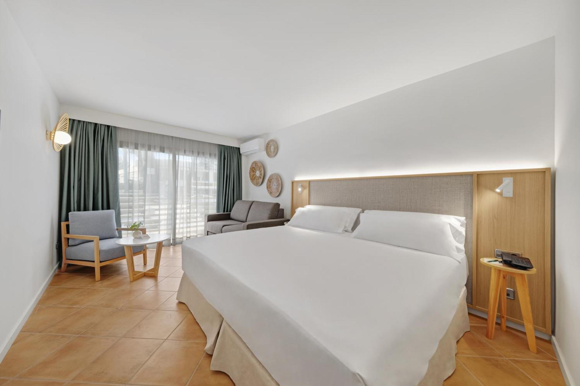 Habitación Superior con vistas laterales al mar (2 adultos + 1 niño)