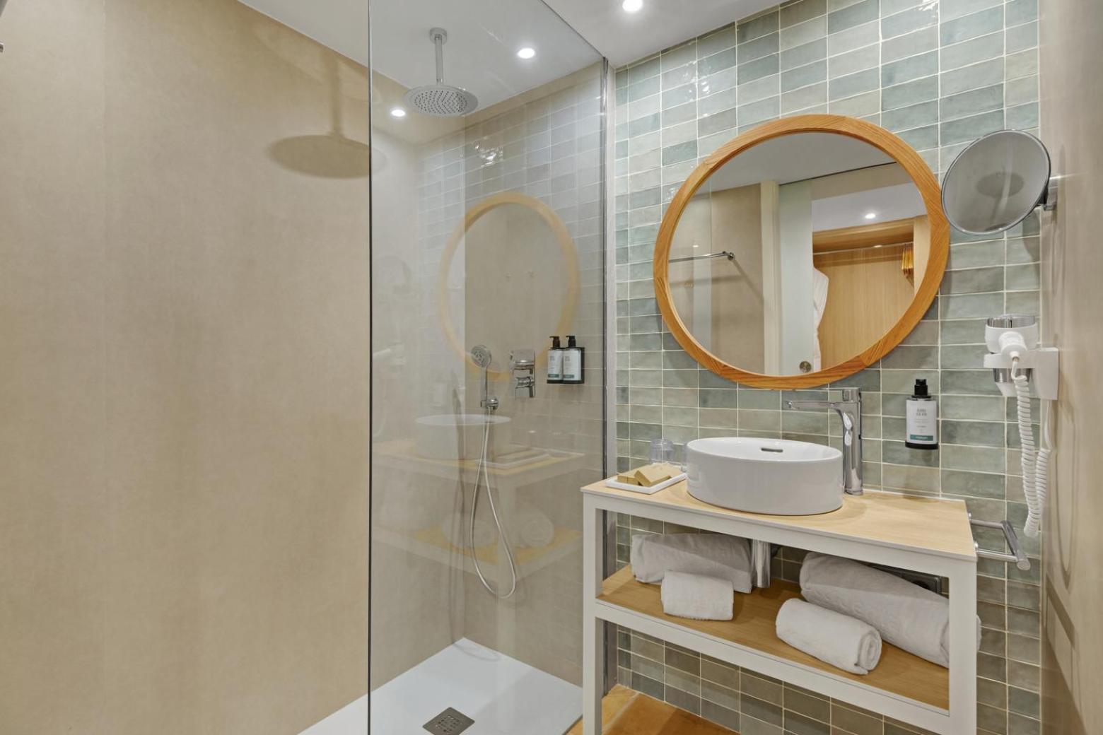 Habitación Superior con vistas a la piscina (2 adultos + 1 niño)