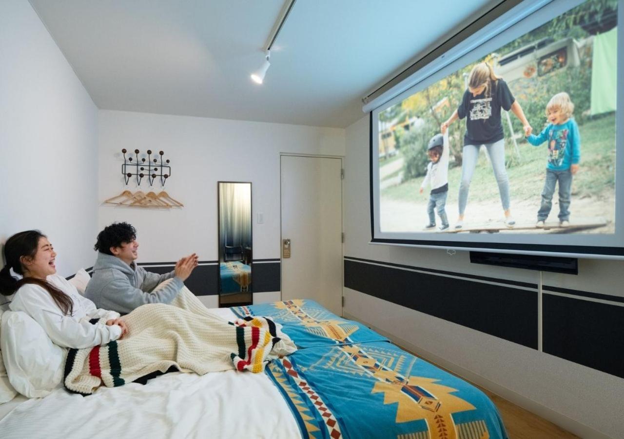 Theater Kamer met Kingsize Bed of 2 Aparte Bedden en Eigen Badkamer
