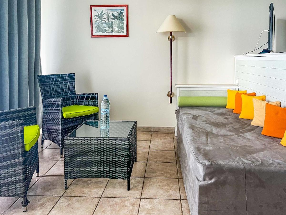 Junior room ocean view double bed and sofa
