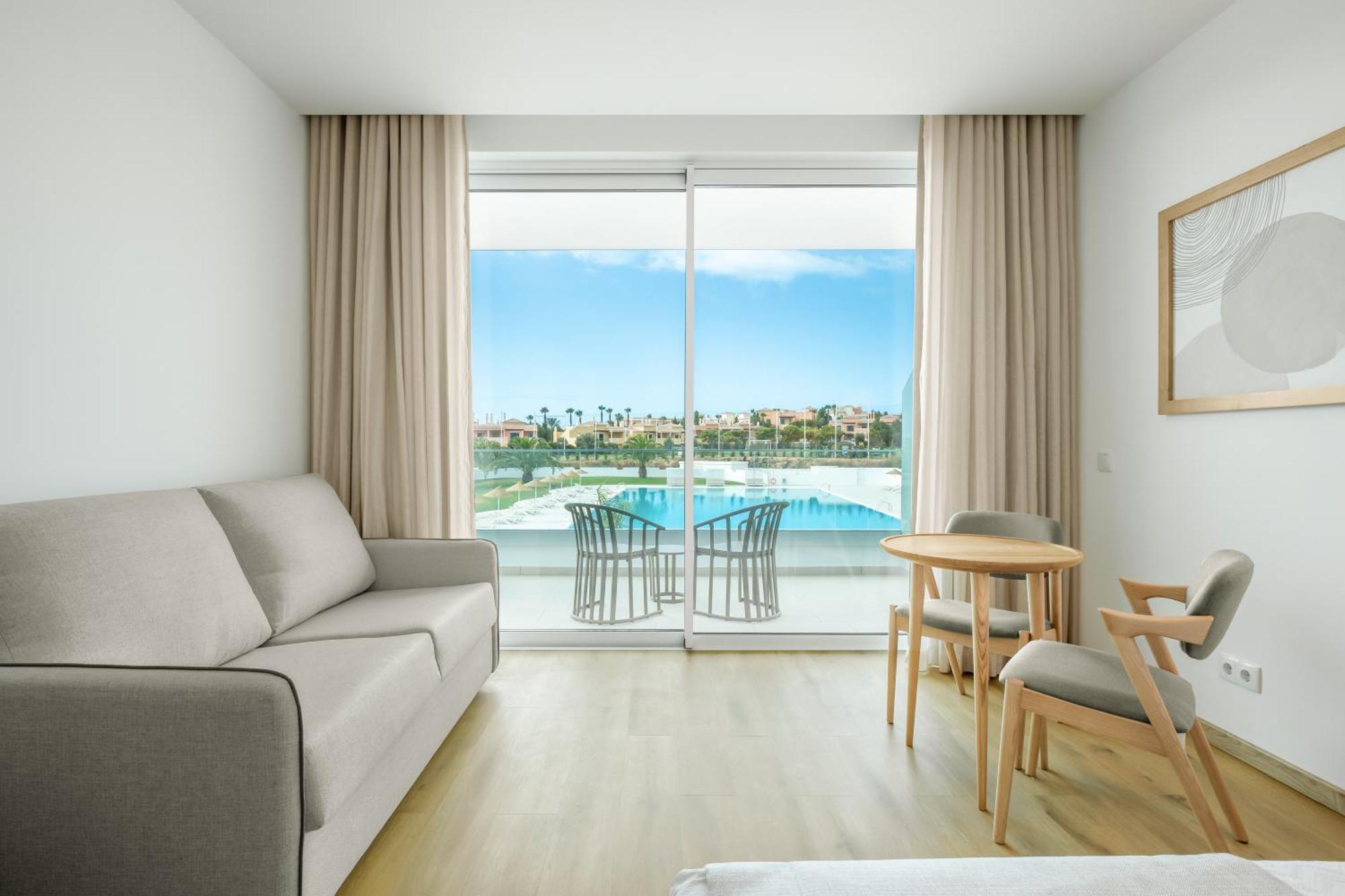 Quarto Twin com Vista Piscina