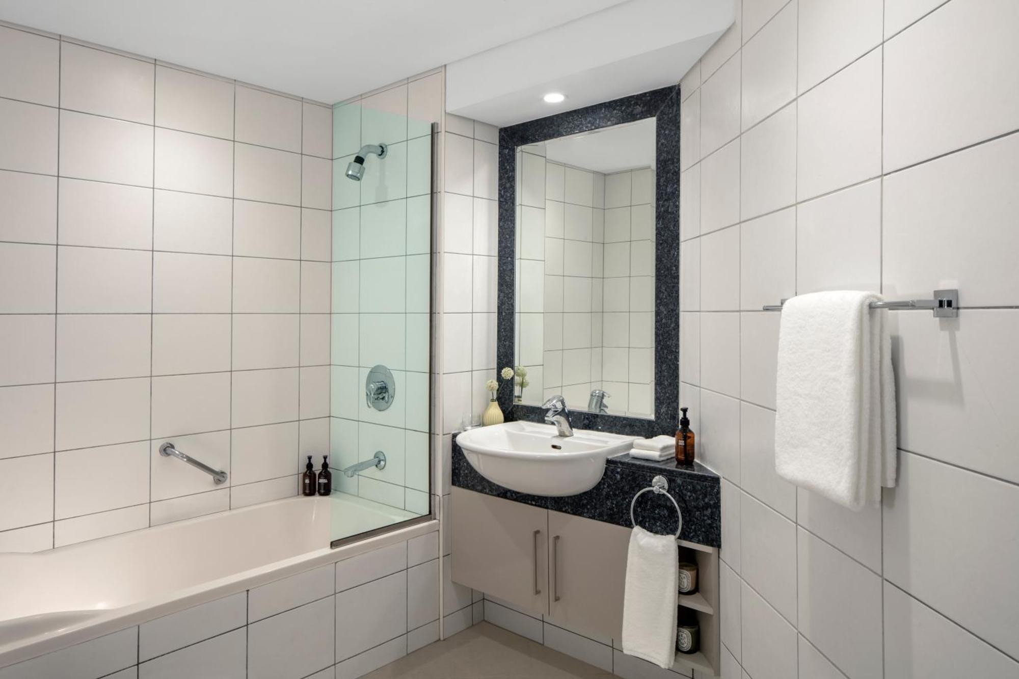 Suite met 2 Slaapkamers, Kingsize Bed en Uitzicht op Zee