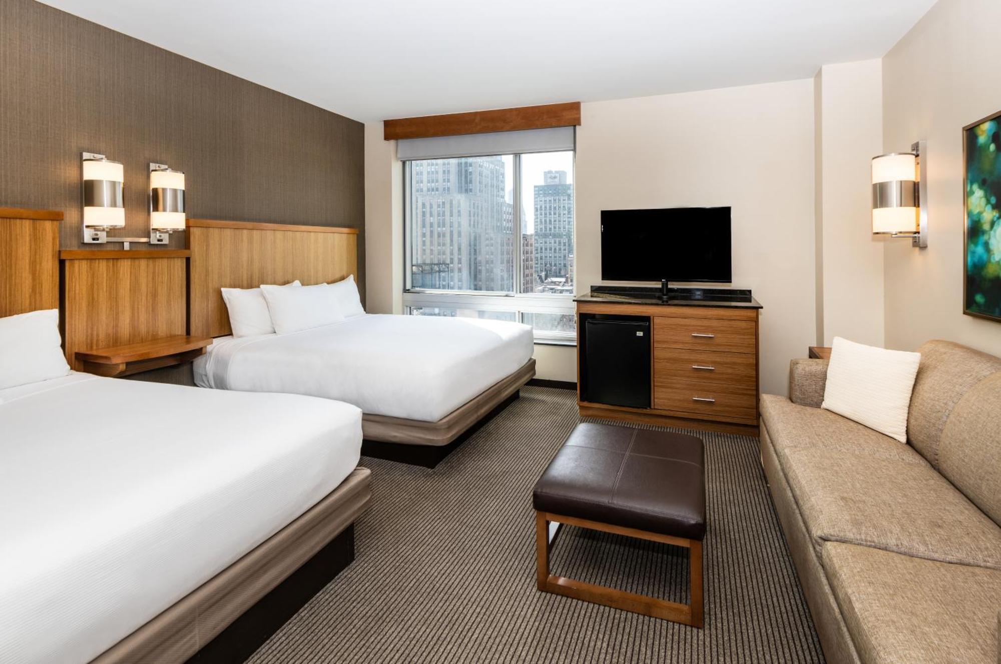 Quarto Queen com 2 Camas Queen e Sofá-Cama