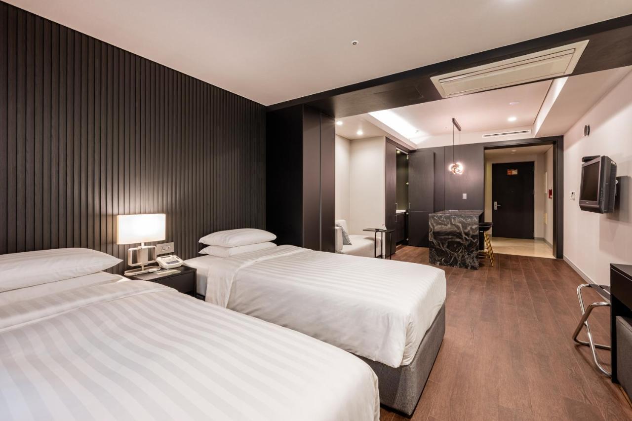 Premier Standard Twin Room with No view