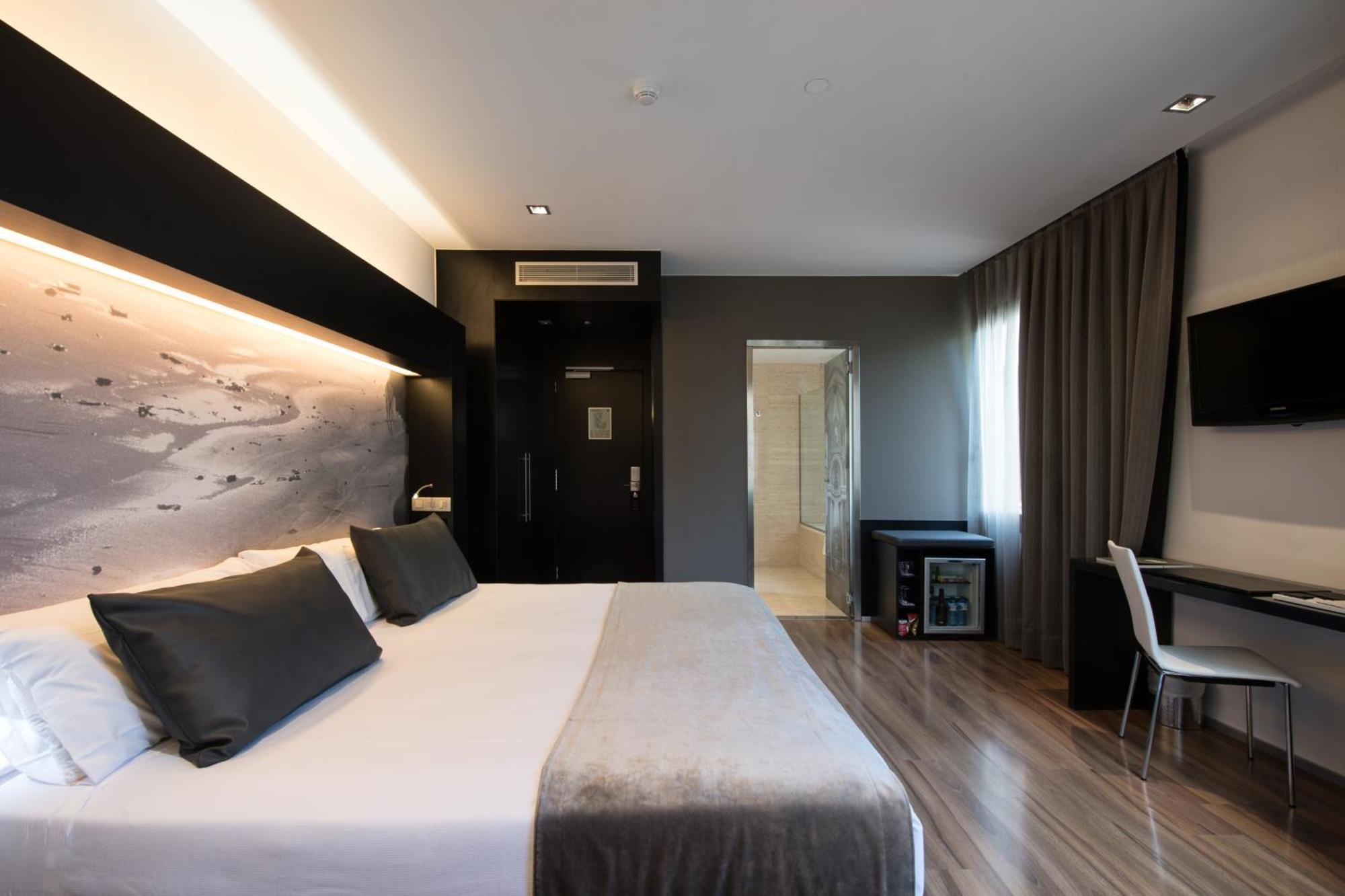 Quarto com Cama de Casal ou 2 de Solteiro