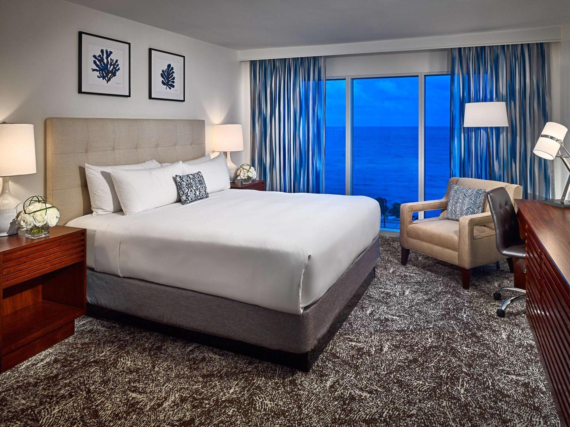 Quarto Preferencial com Cama King-Size e Vista do Mar