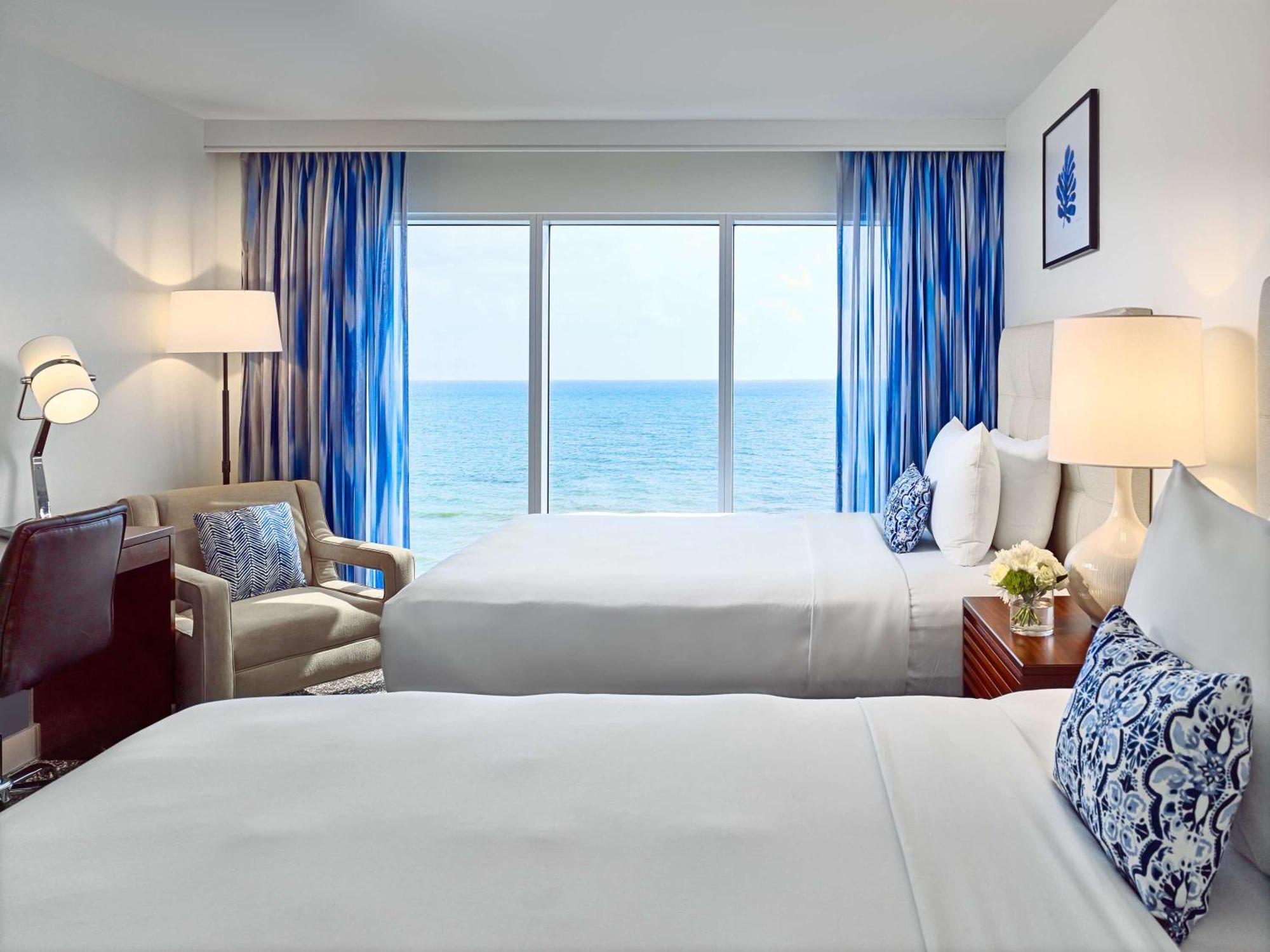 Quarto Preferencial com 2 Camas de Casal e Vista do Mar