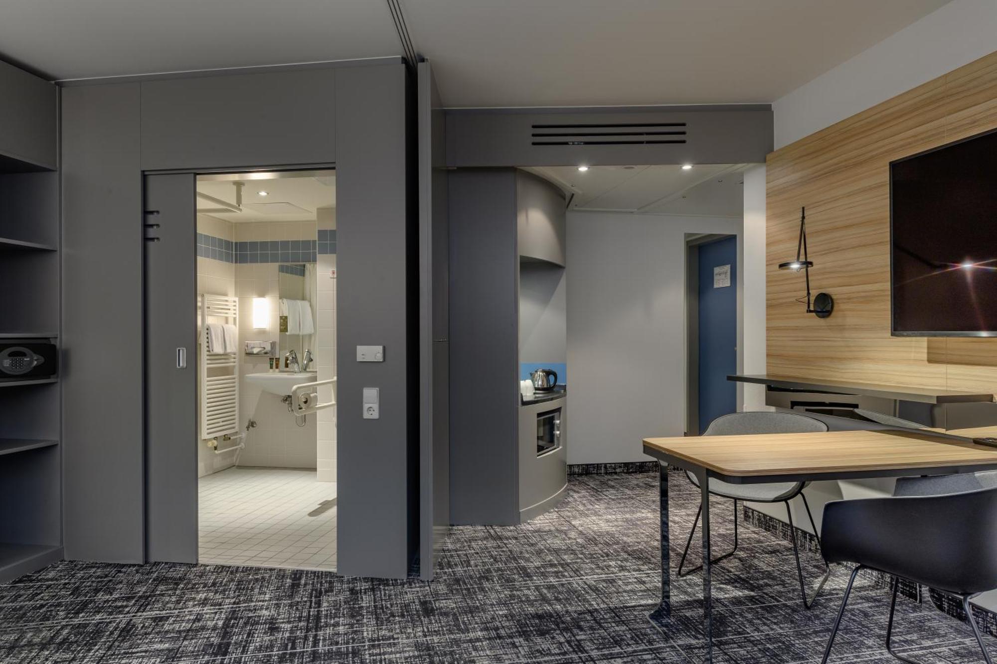 Suite Standard con Letto Matrimoniale e Divano Letto Singolo
