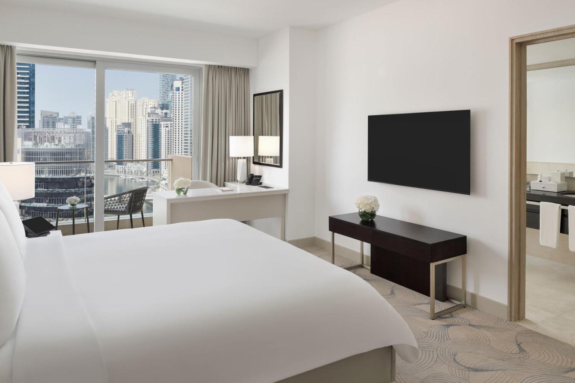 Deluxe Marina View Room King Bed Including direct access to Dubai Marina Mall & Marina Walk