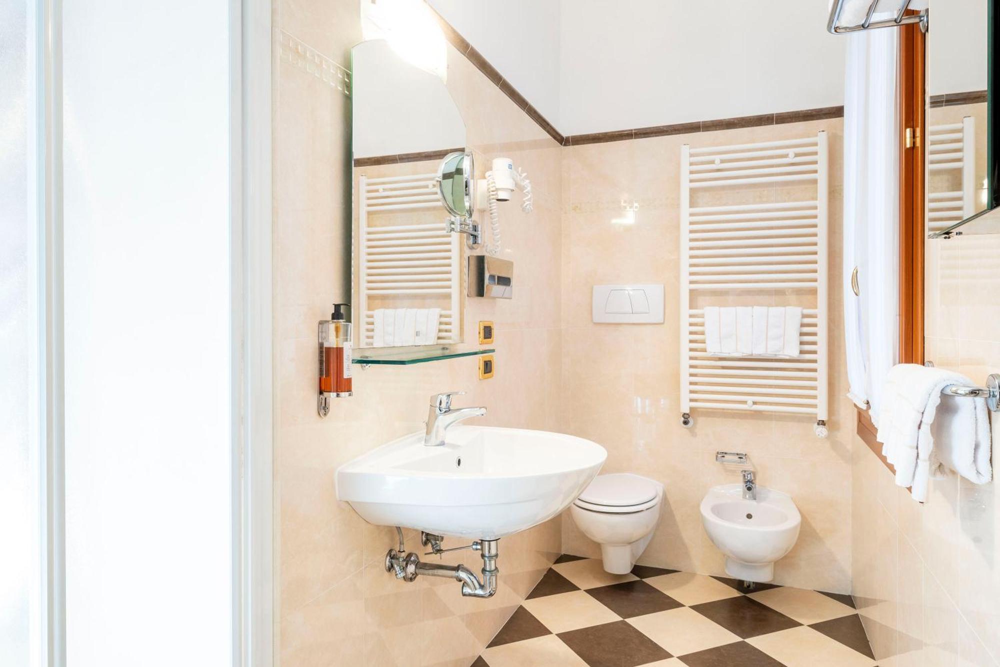 Double Room Dependence