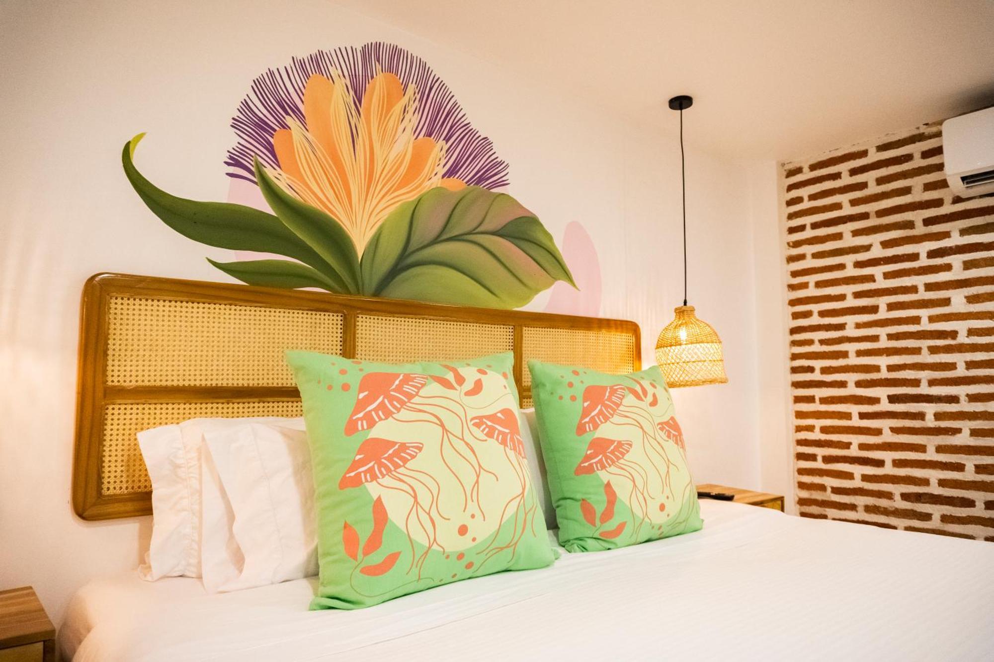 Habitación con cama extragrande.