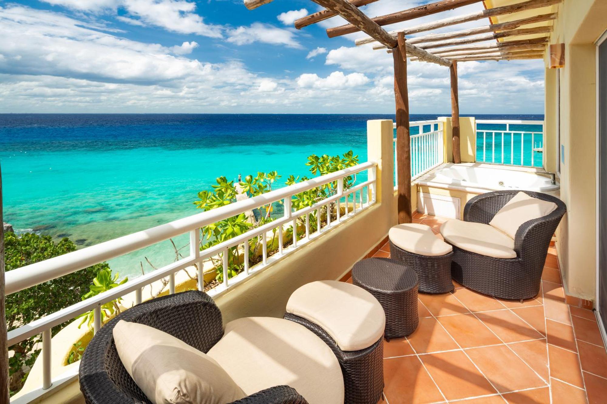 Queen Suite Pool View