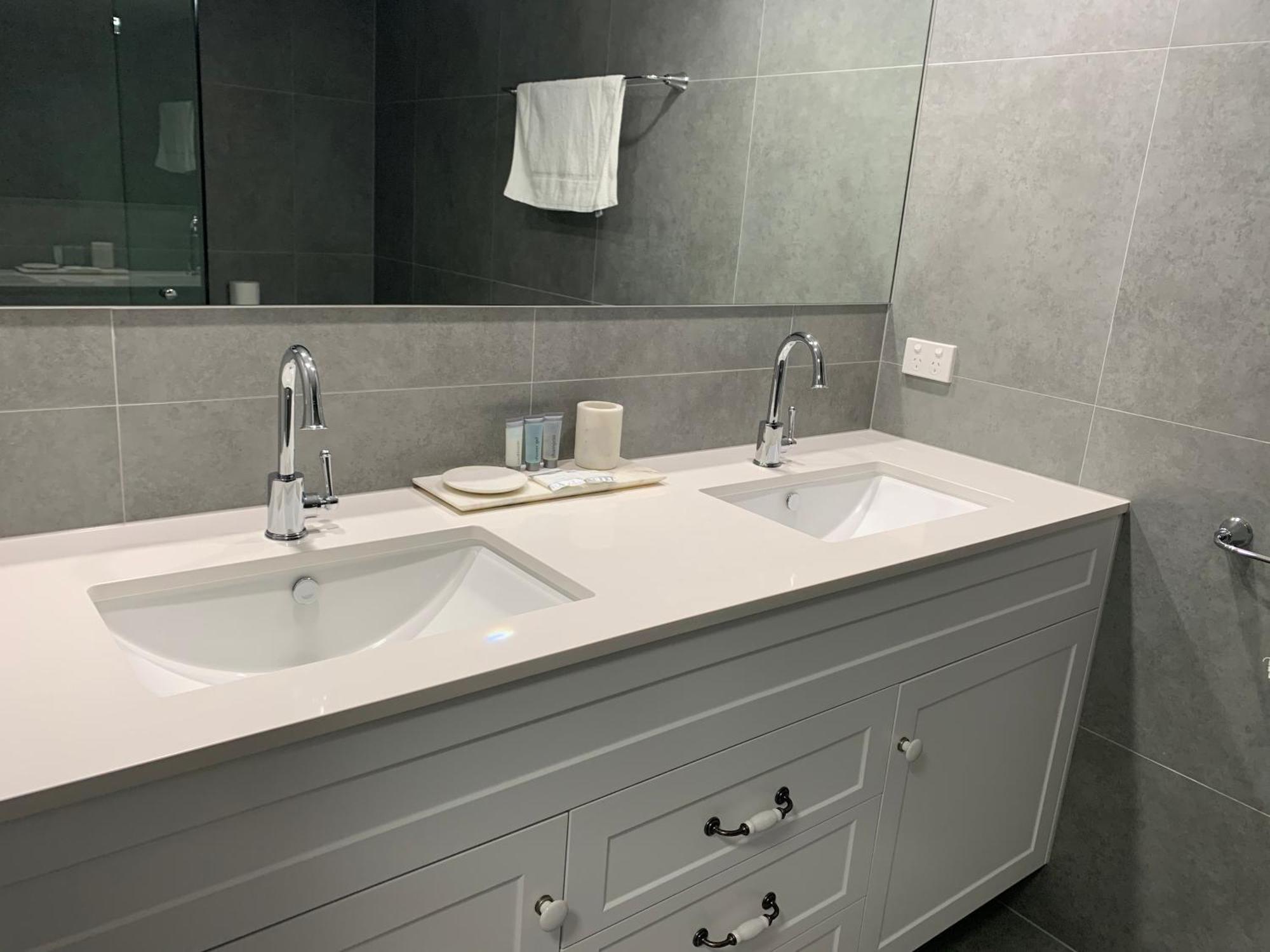 Deluxe Three-Bedroom Apartment