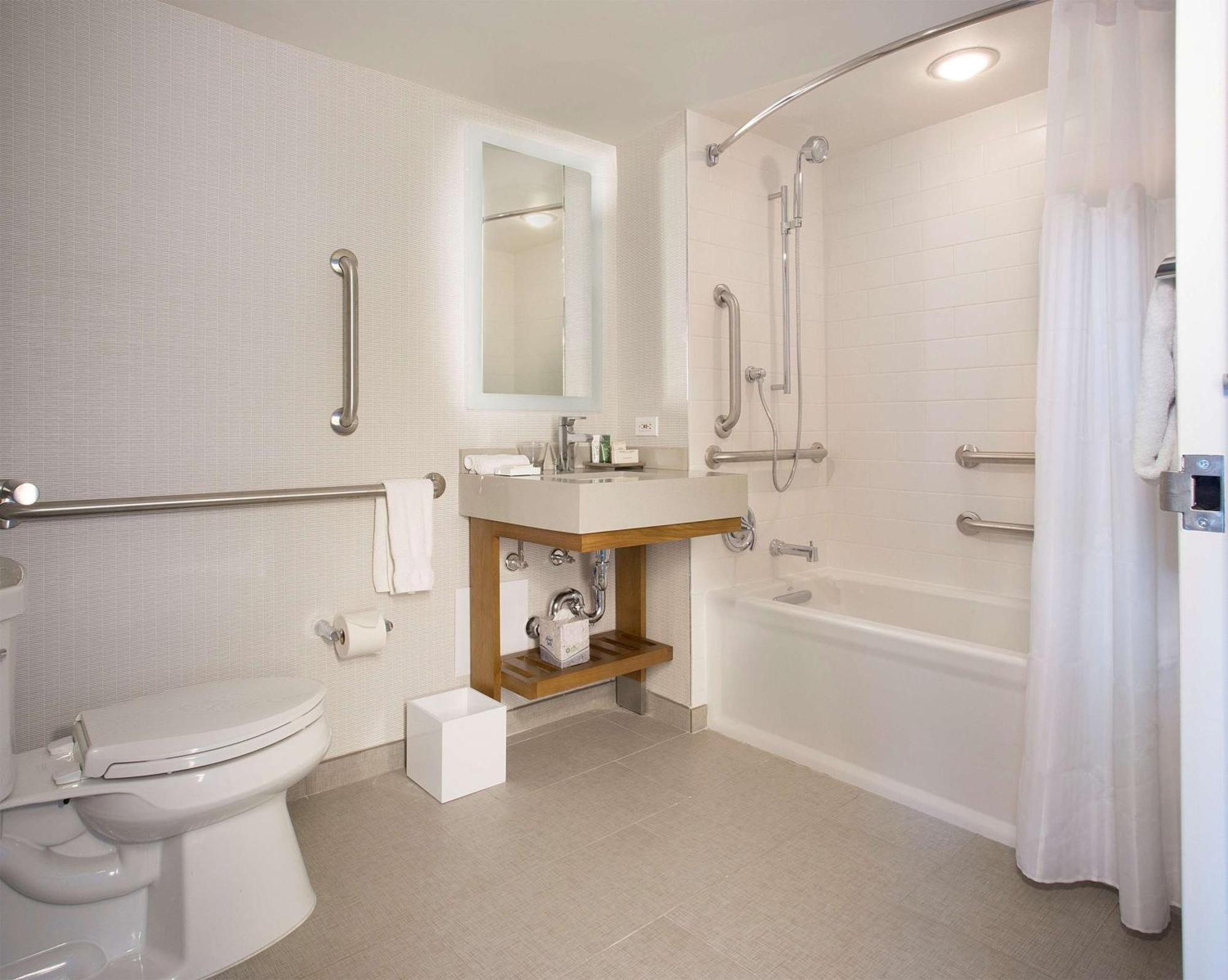 Urban 1 King Mobility Access Bathtub