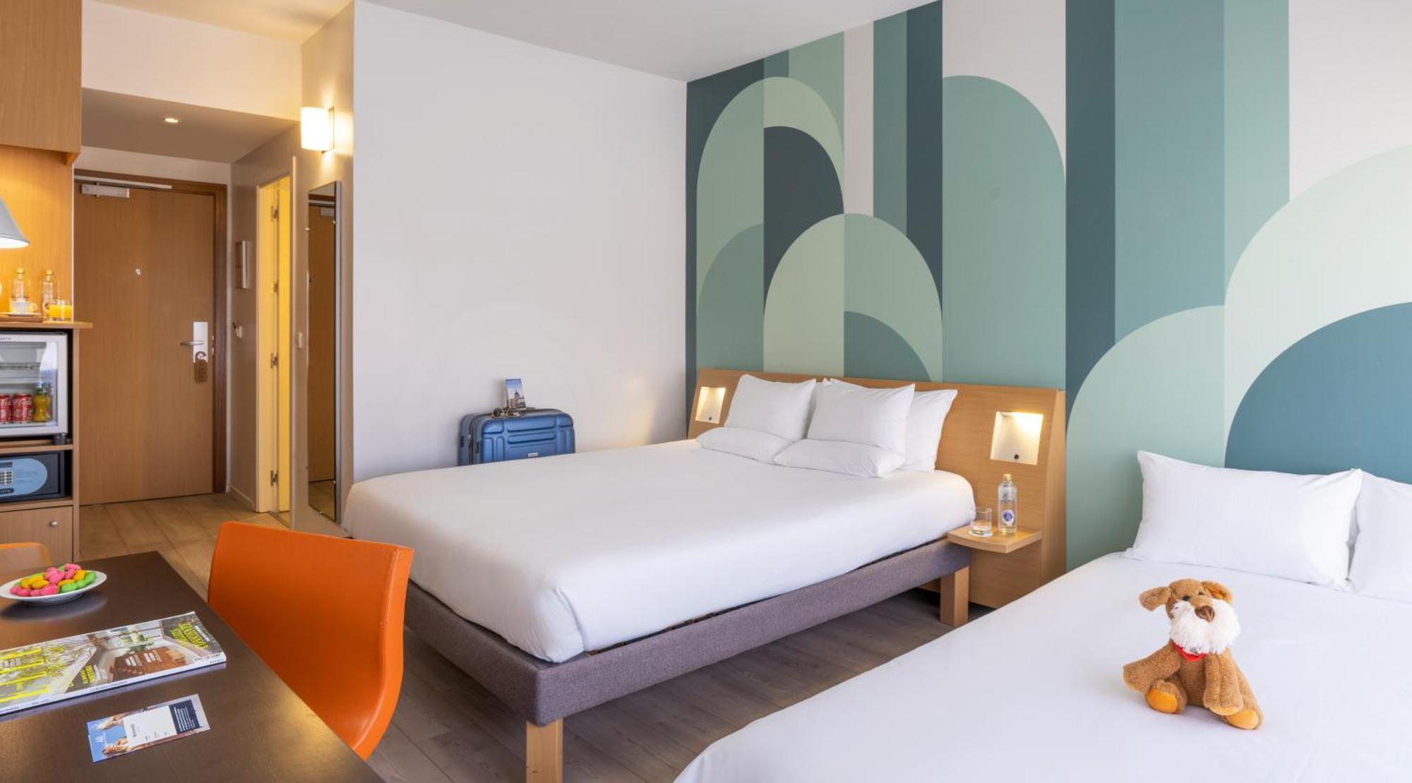 Standard Queen Room with Sofa Bed - Plaza Building