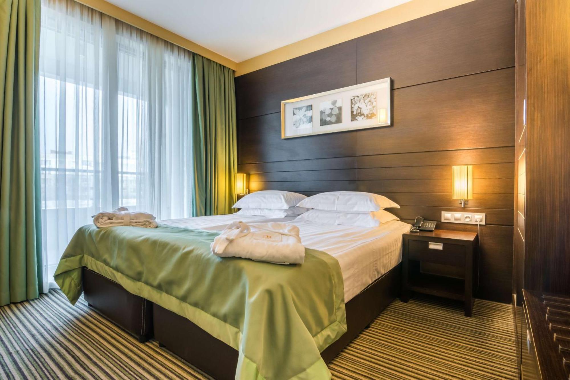 Studio Queen Bed Balcony,1499061790:JPEG