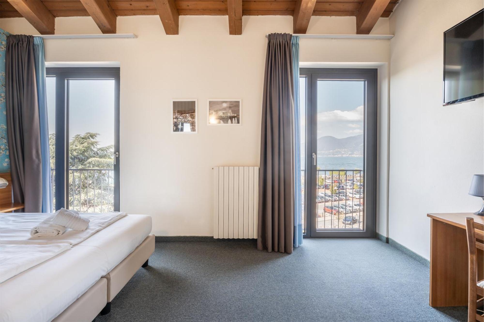 Deluxe Double or Twin Room Lake View
