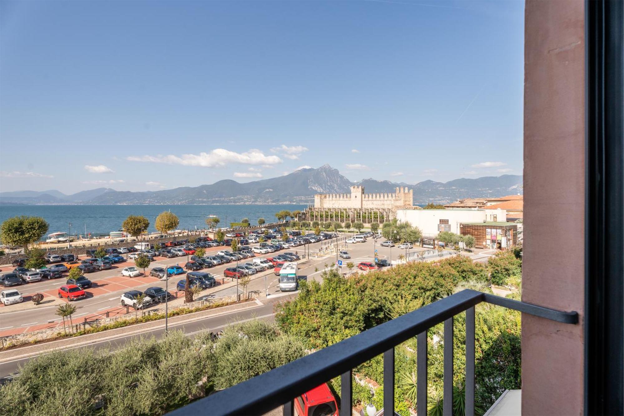 Deluxe Double or Twin Room Lake View
