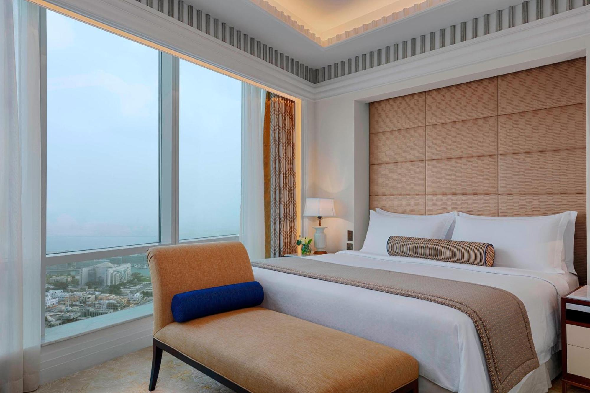 Junior Suite 1 Bedroom Suite 1 King City view