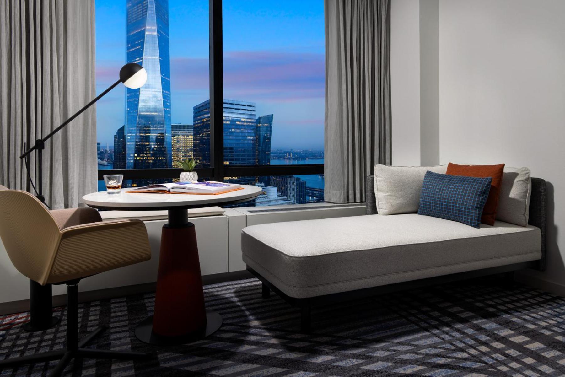 Quarto premier com cama king-size e vista do Rio Hudson - Andar alto