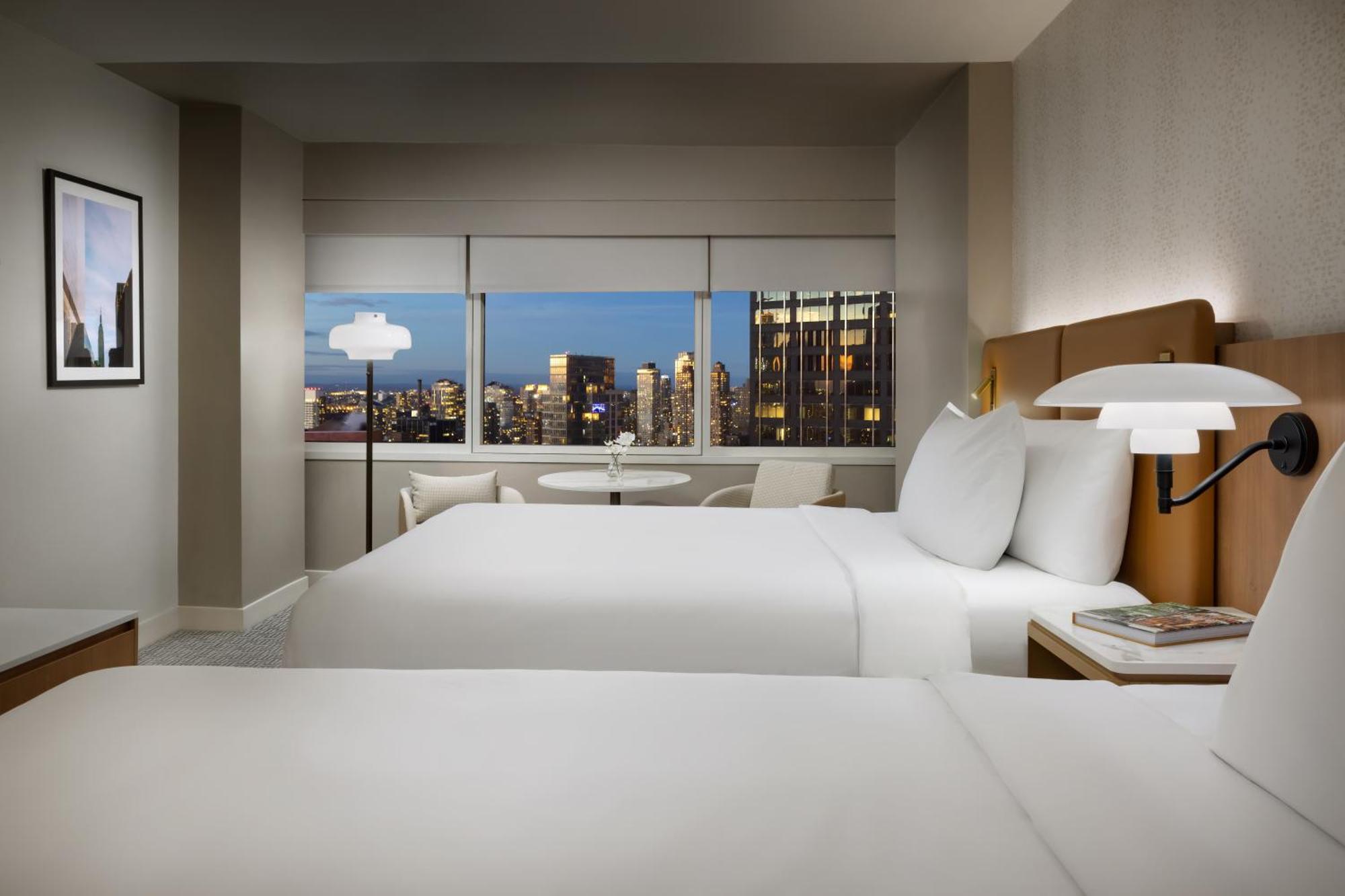 Quarto Queen com 2 Camas Queen-size e Vista Cidade