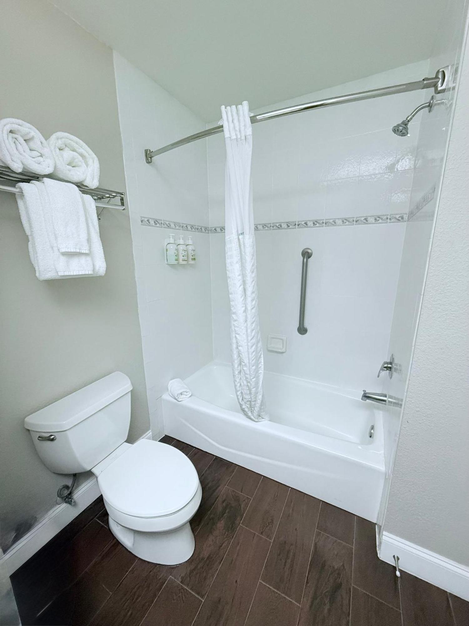 Quarto Executivo com Cama King-size e Sofá-cama