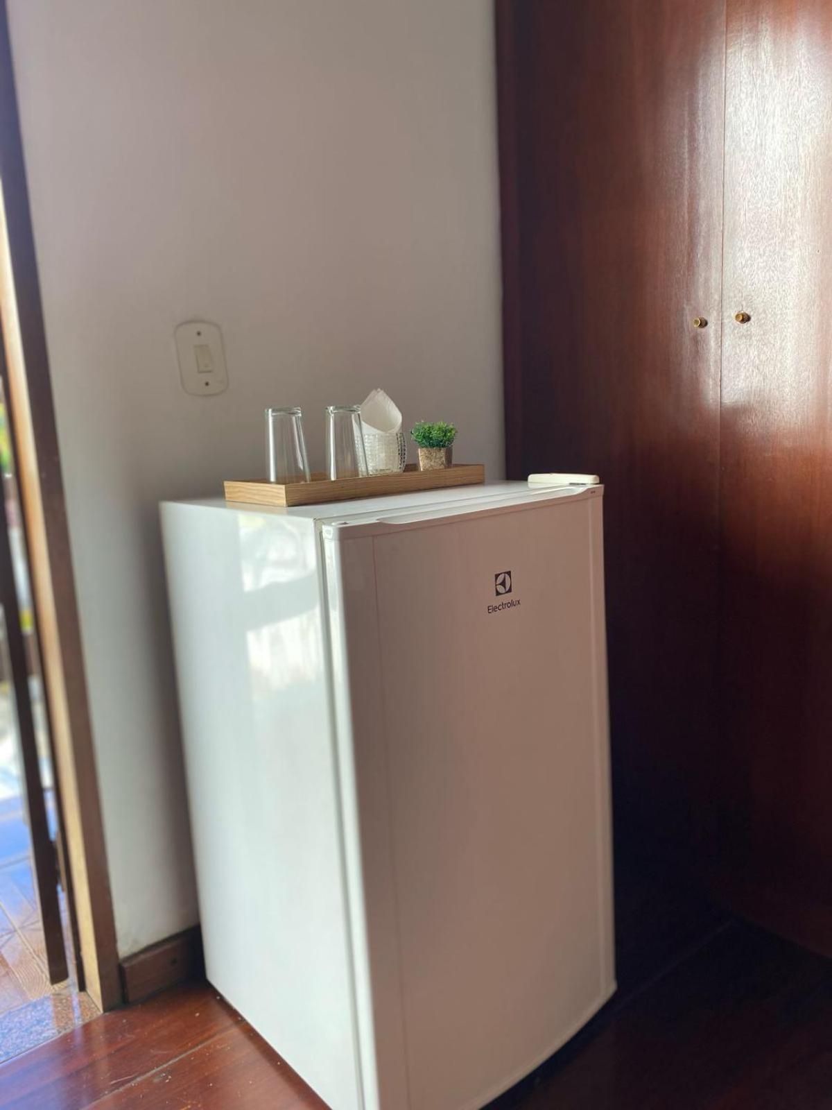 Suíte com Cama King-size e Vista da Piscina