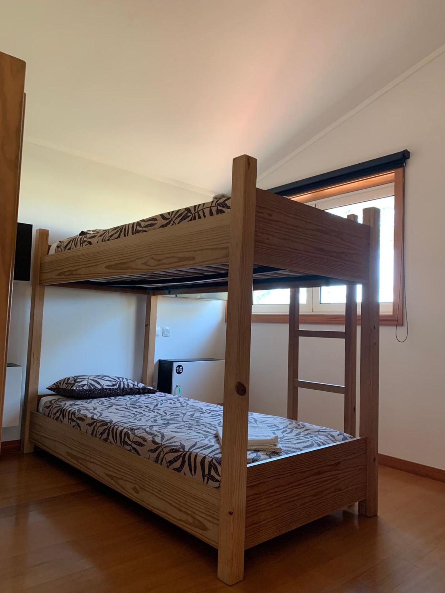 Cama Individual num Dormitório.