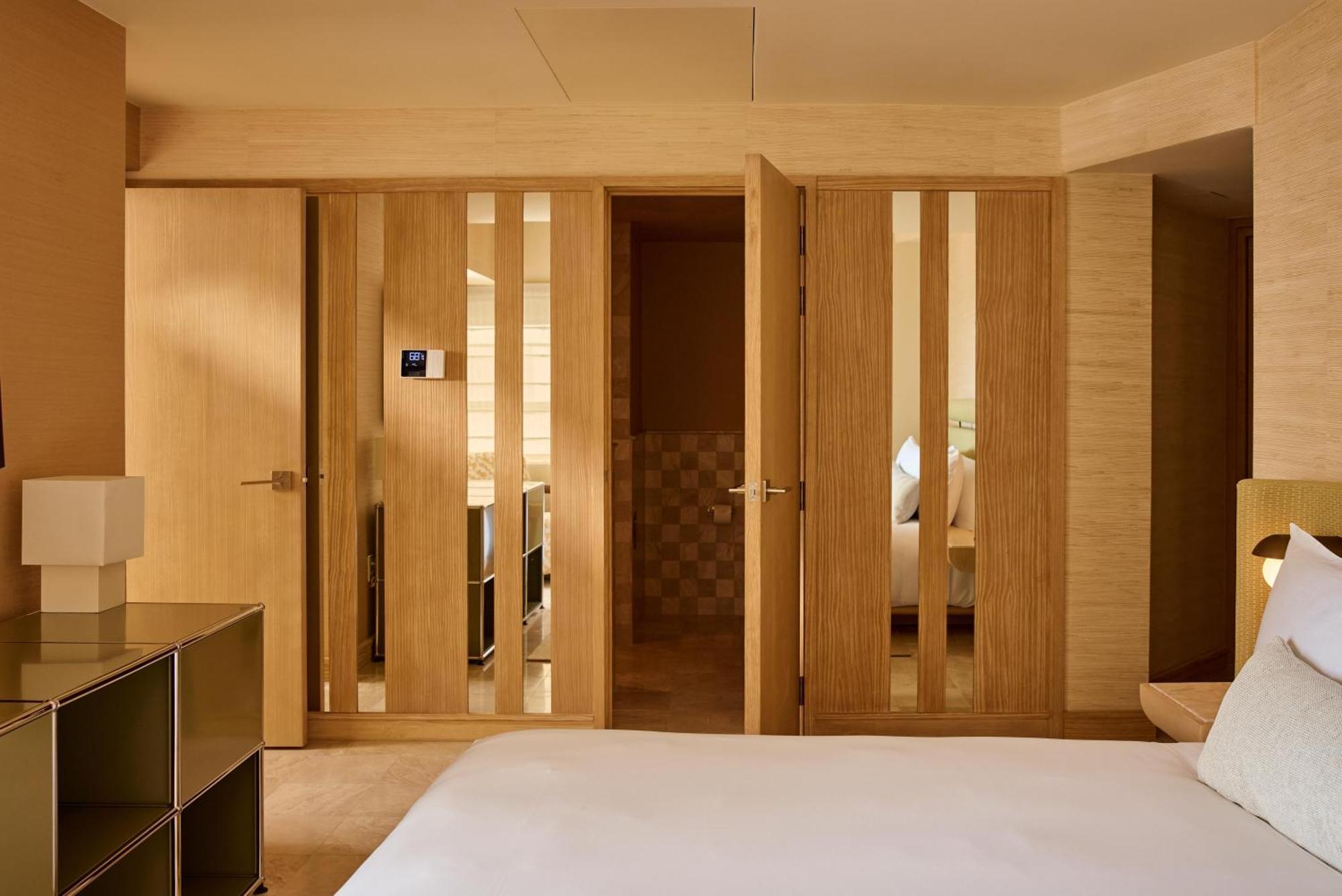 Quarto com 2 Camas Queen-Size e Vista da Cidade