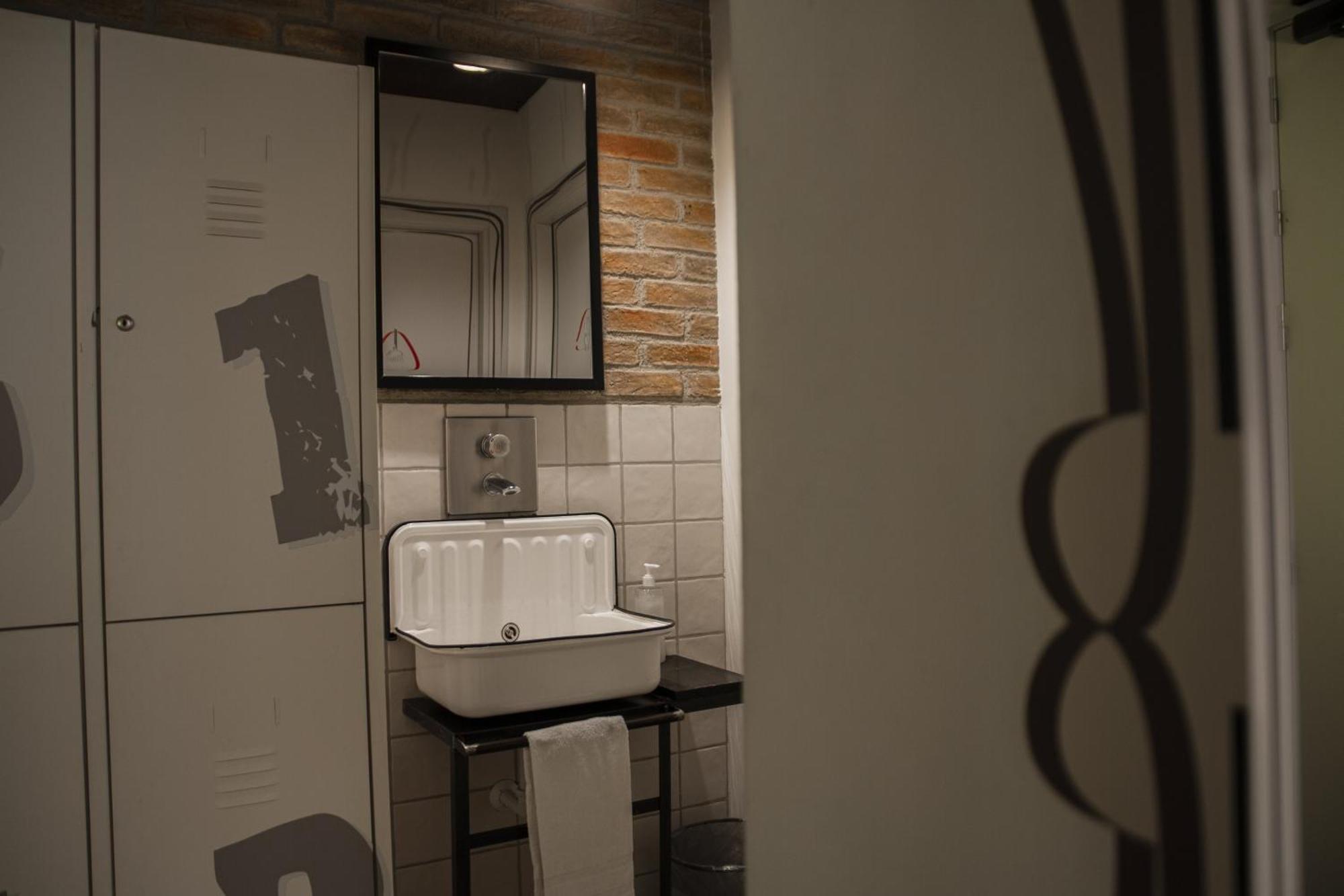 Cama Individual en una habitación compartida para mujeres con 8 camas y baño privado 