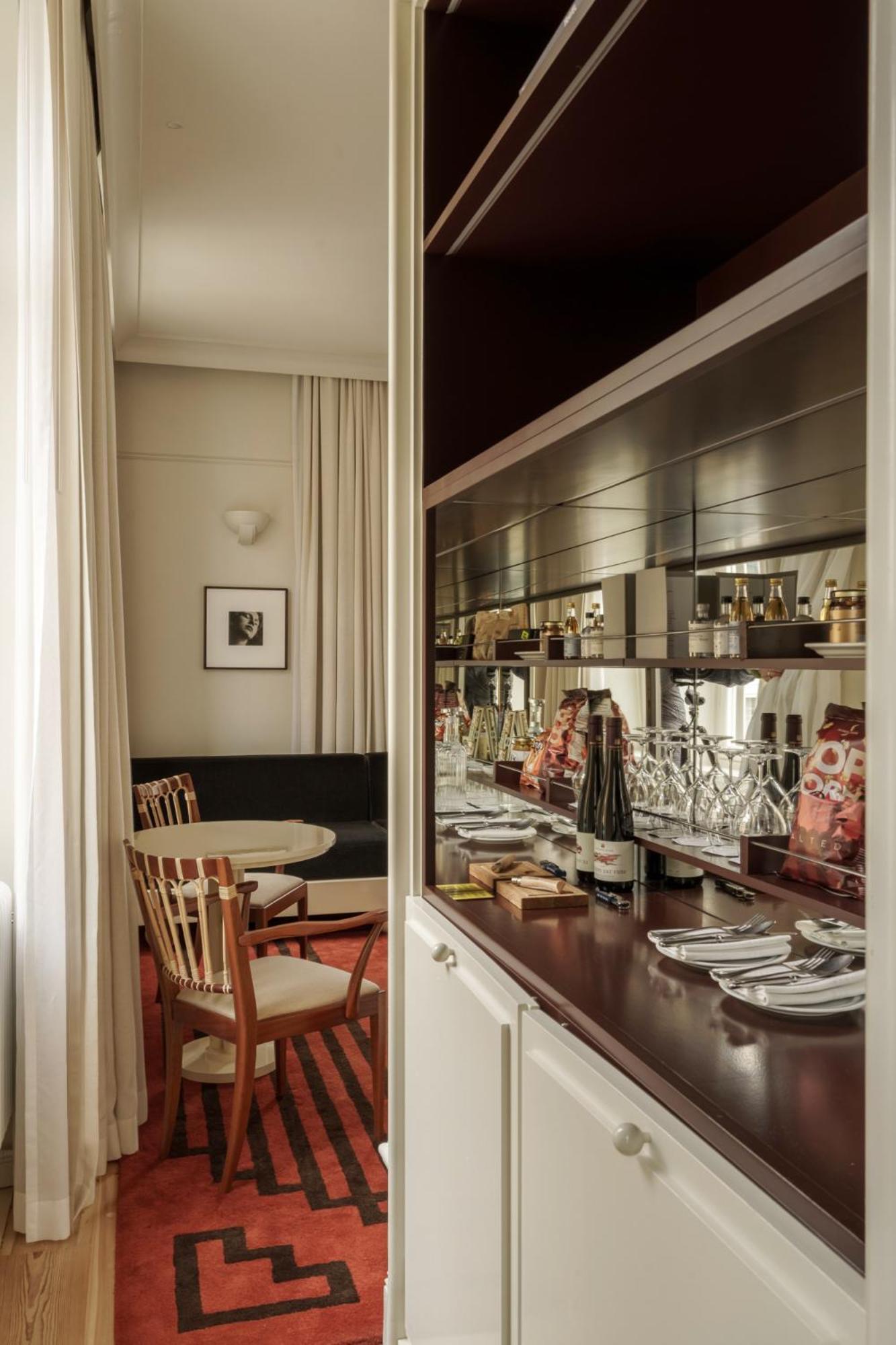 Corner Suite