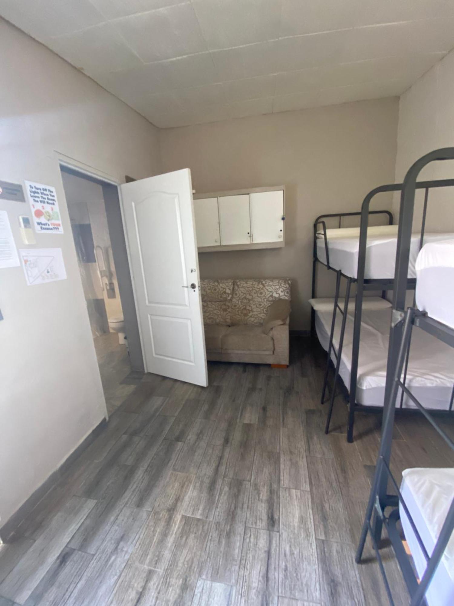 Cama en habitación femenina compartida de 4 camas