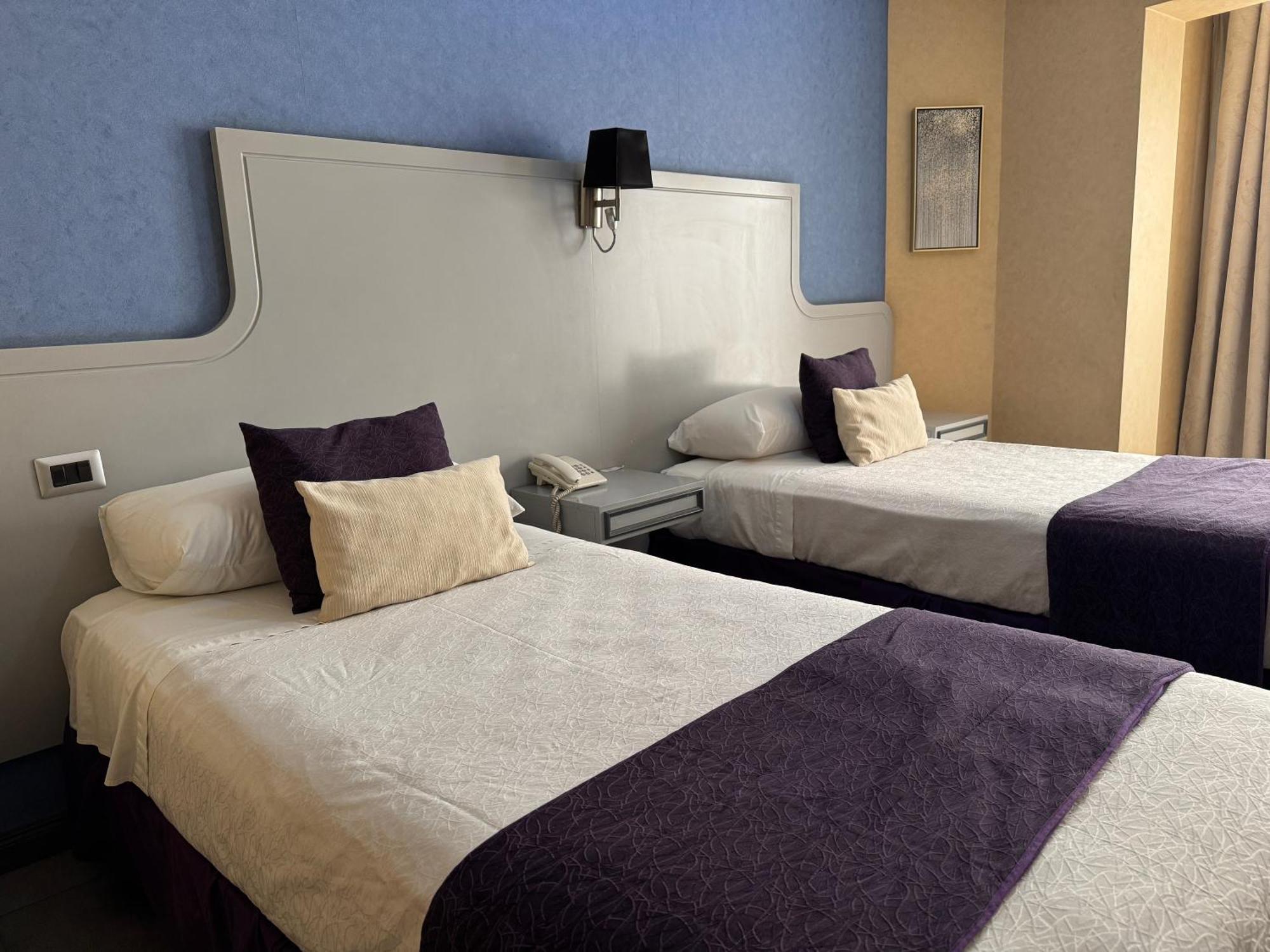 Quarto com 2 Camas de Solteiro