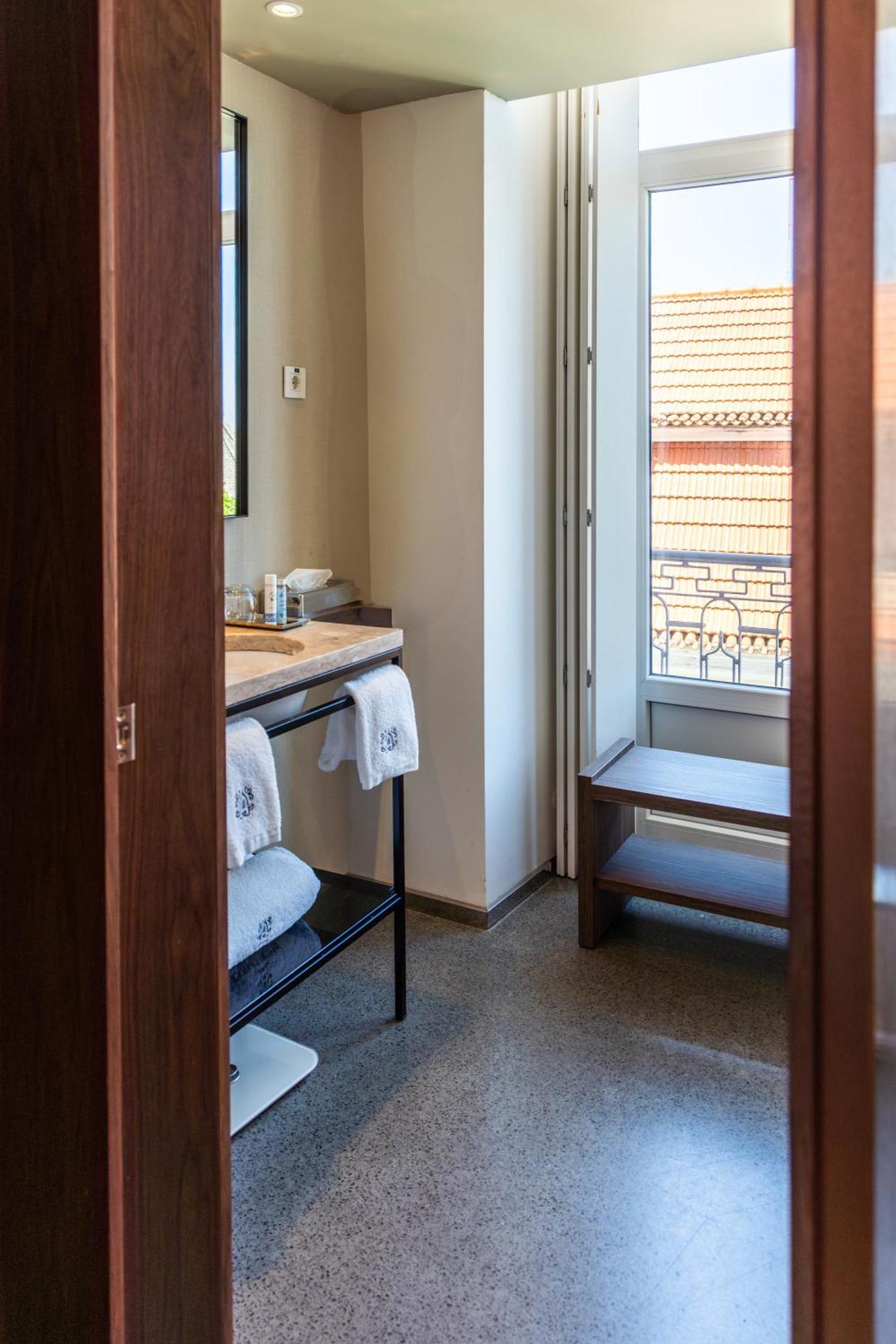 Quarto Deluxe com Cama de Casal ou 2 de Solteiro e Vista do Rio ou do Castelo