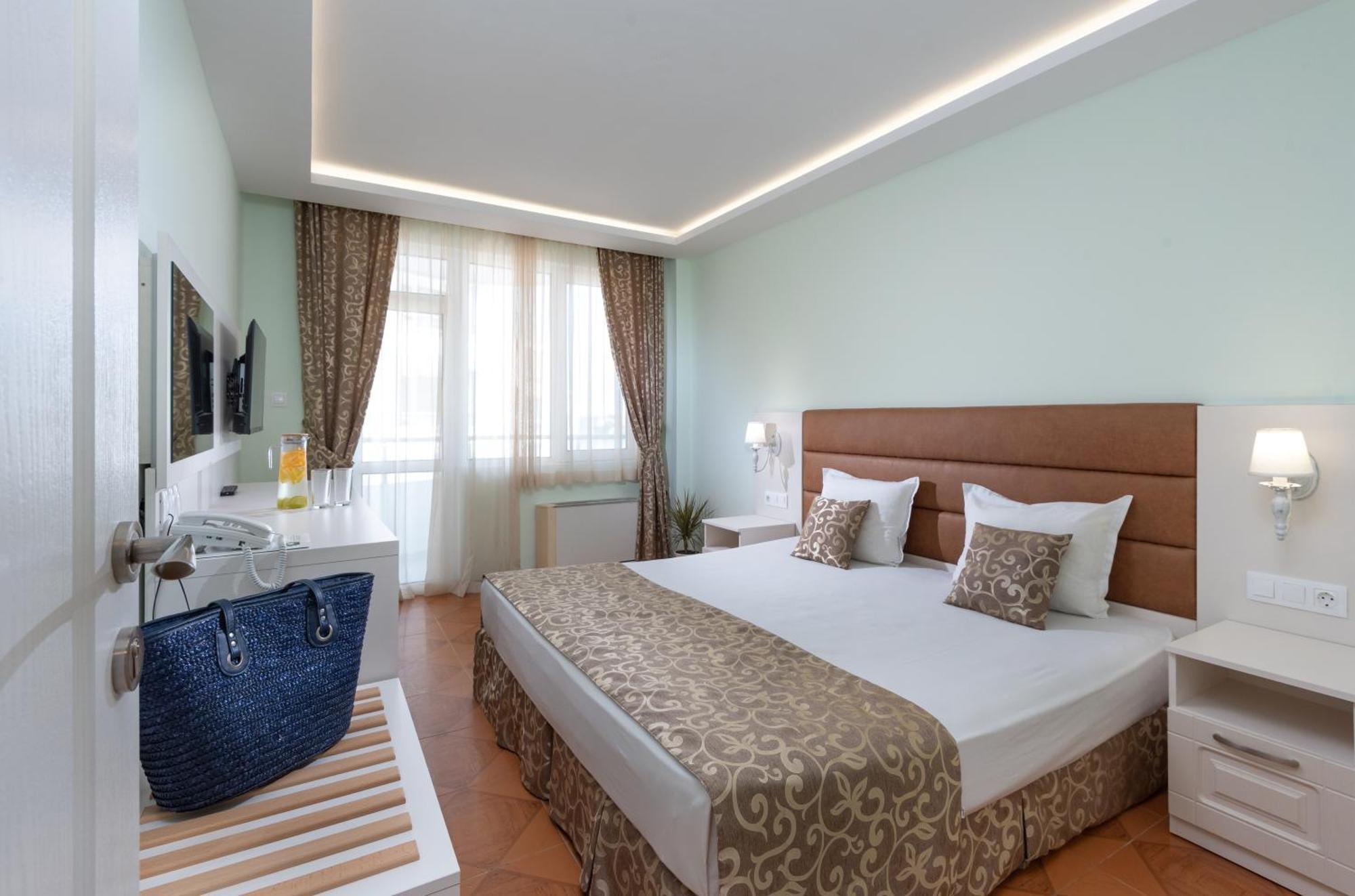 Double or Twin Room Sea View