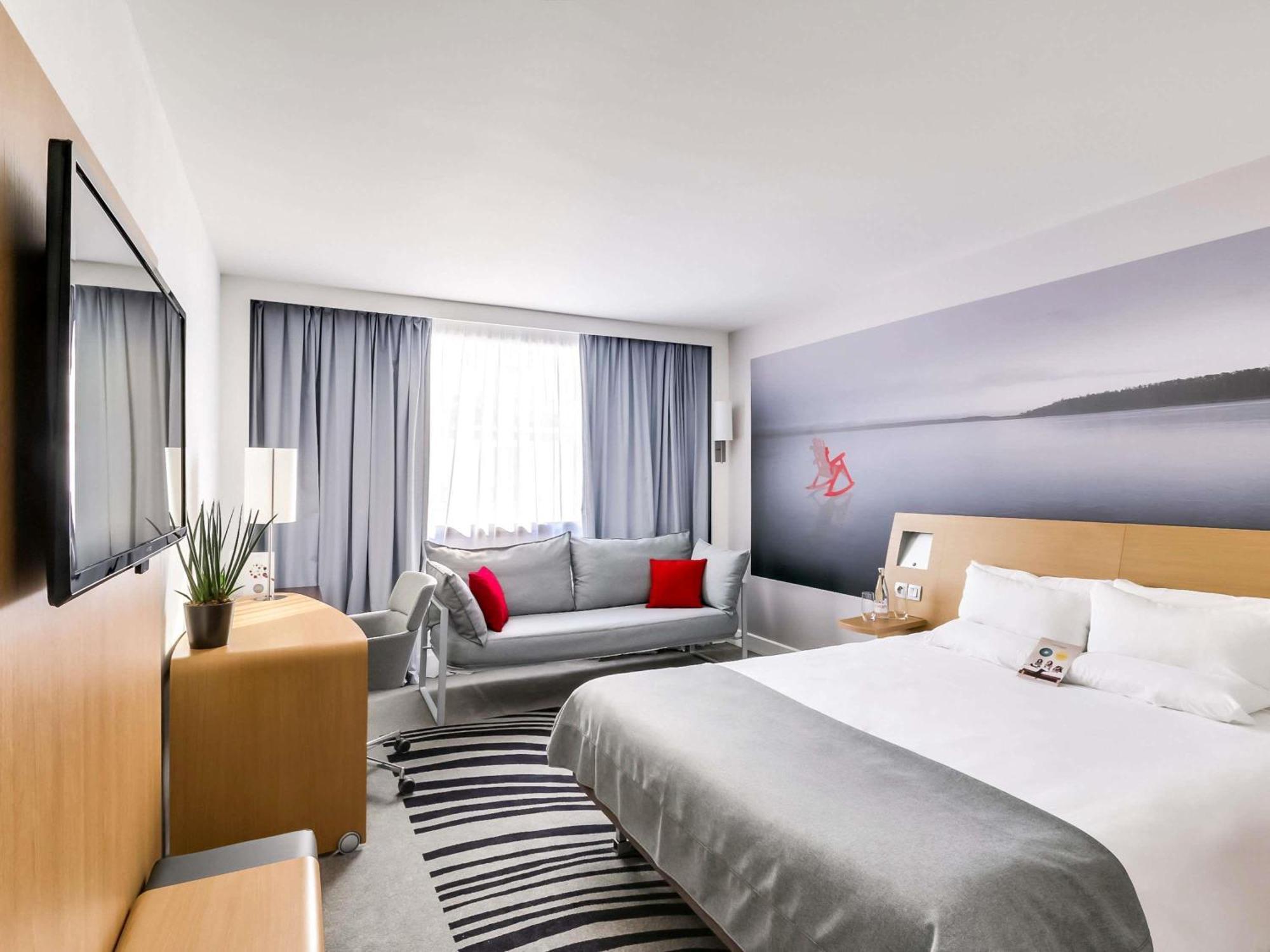 Tweepersoonskamer met 1 Tweepersoonsbed en 1 Slaapbank voor 2 Personen