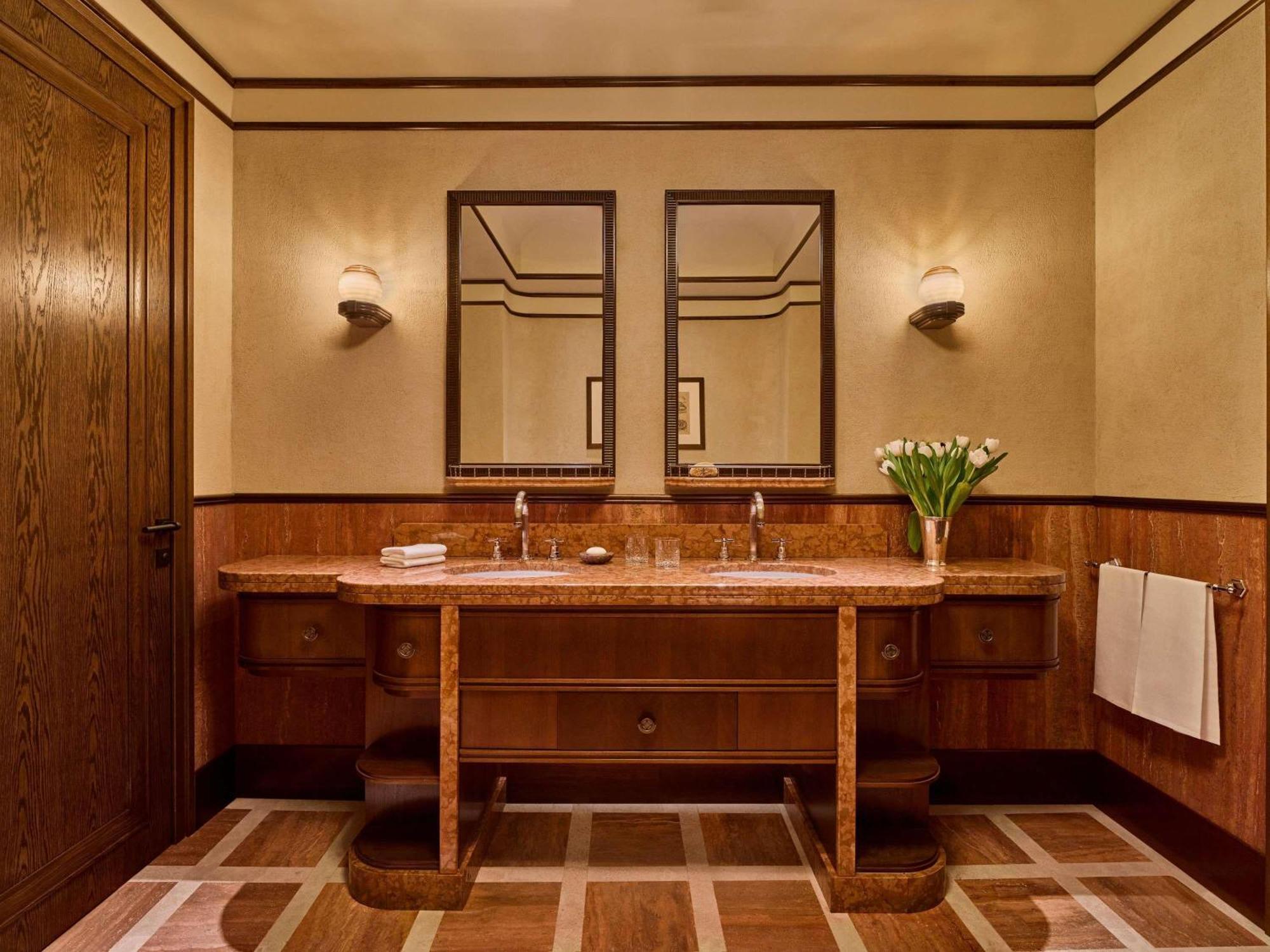 Suite with Minerva Square View
