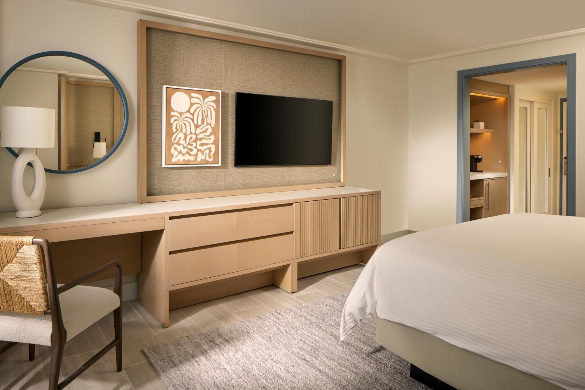 Quarto com Cama King-size e Vista Parcial do Mar
