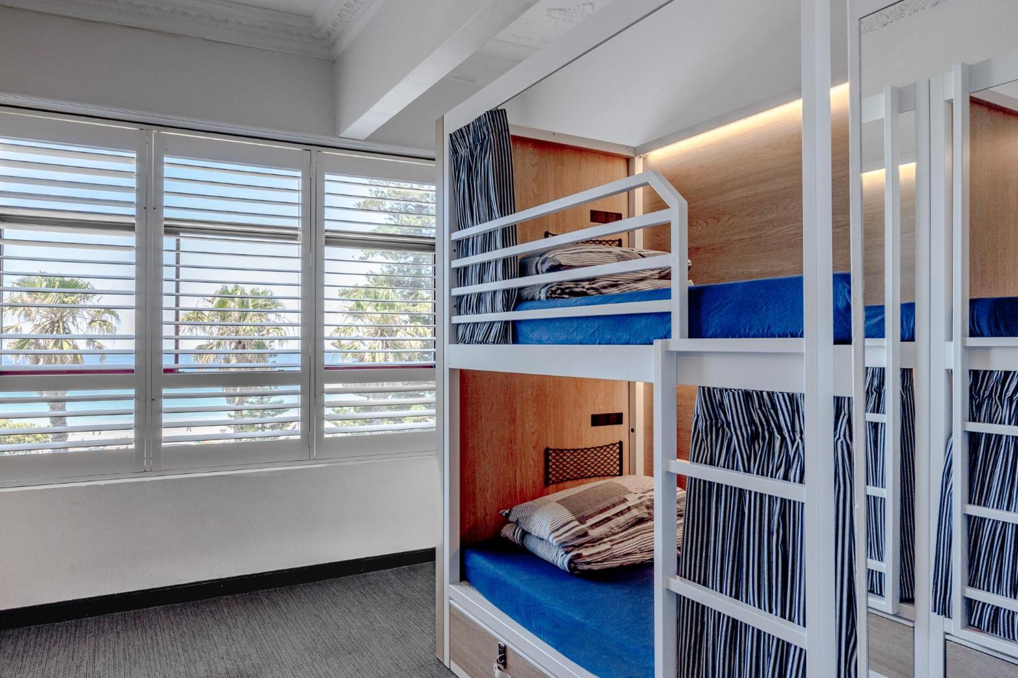 Bed 6-Bed Mixed Dormitory Room Beach View