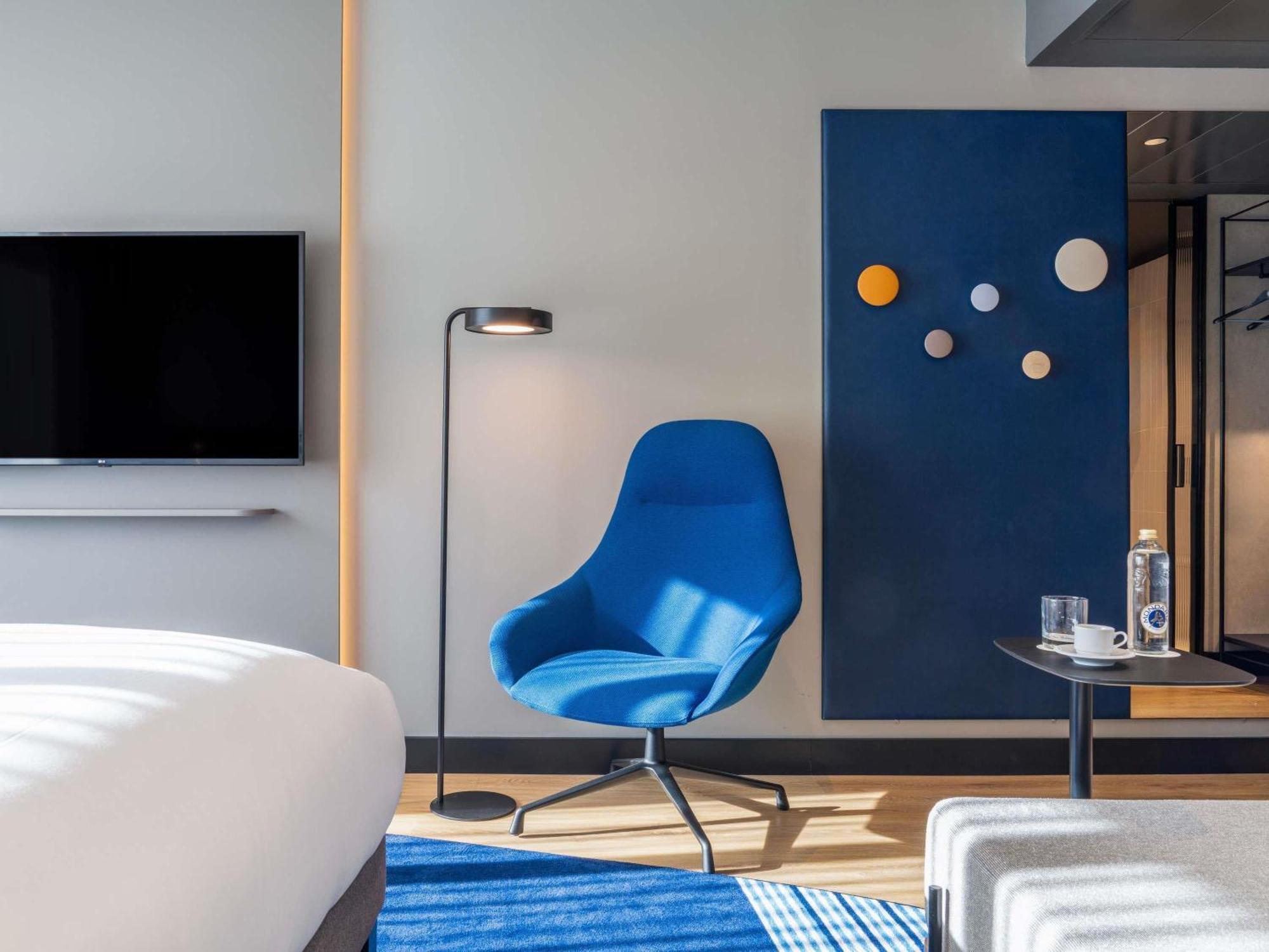 Executive Queen Room with One Queen Bed in the Deluxe Building