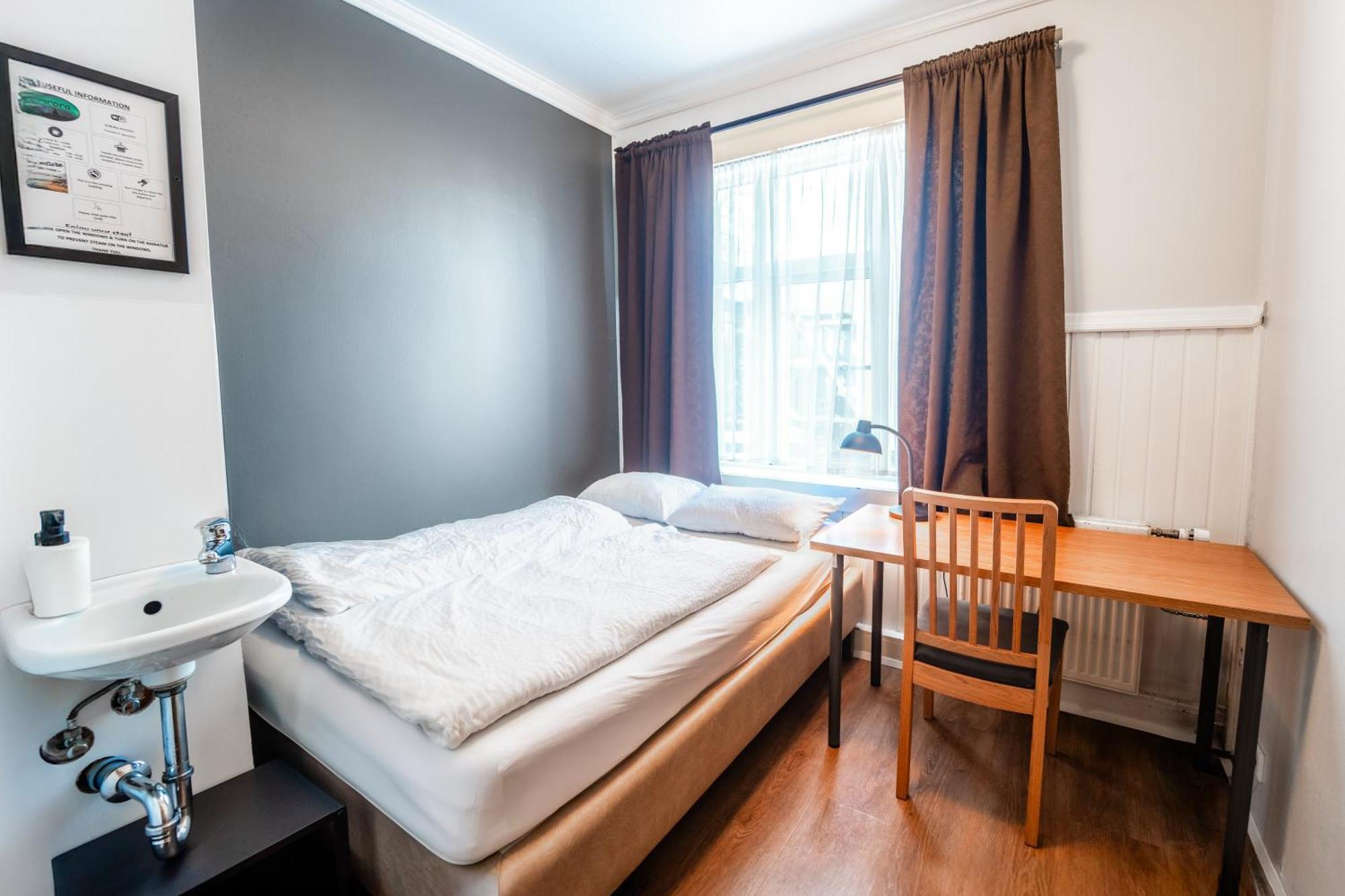 Kleine Tweepersoonskamer met Gedeelde Badkamer