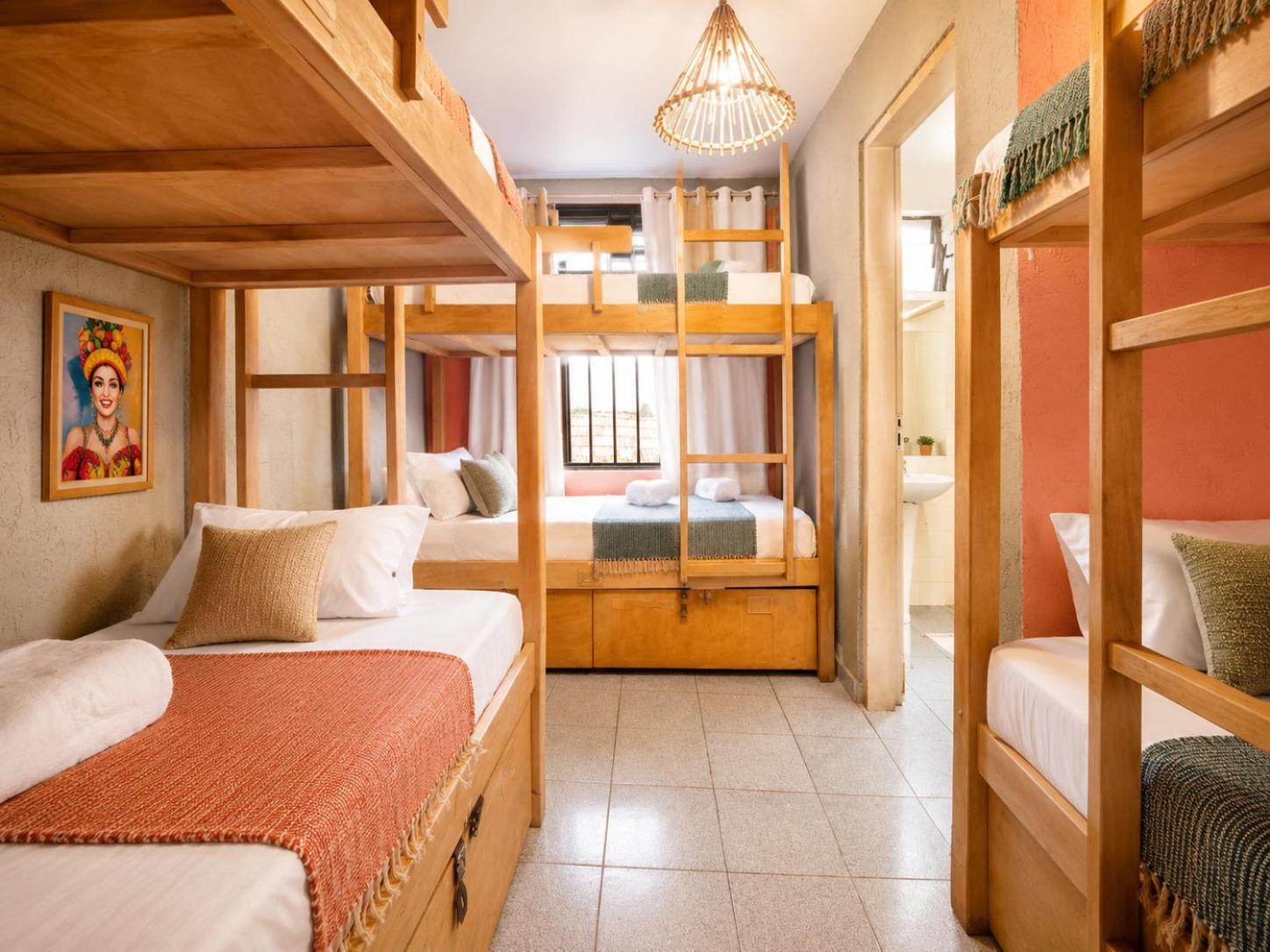 Cama em Dormitório Misto com 6 Camas