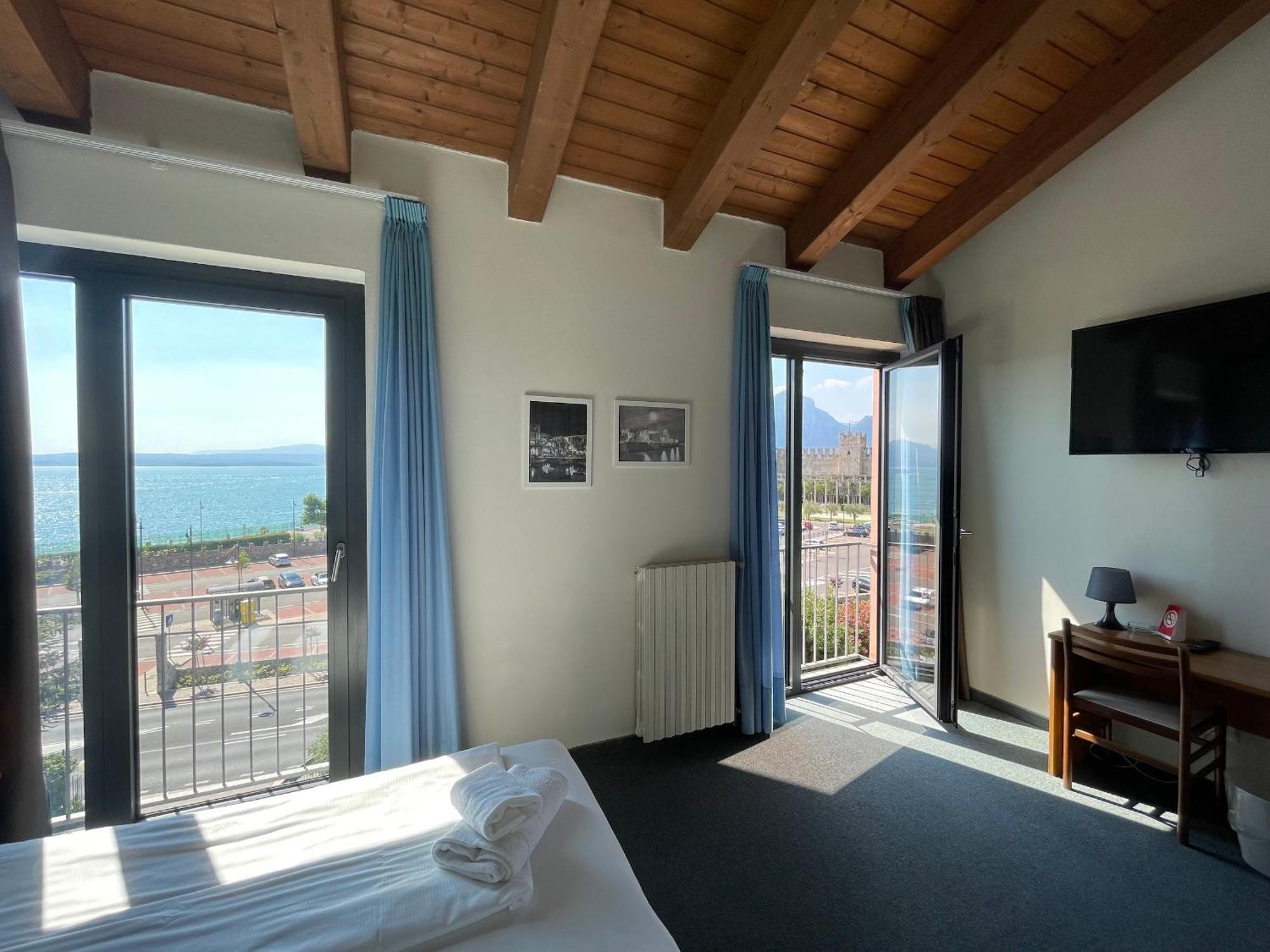 Deluxe Double or Twin Room Lake View