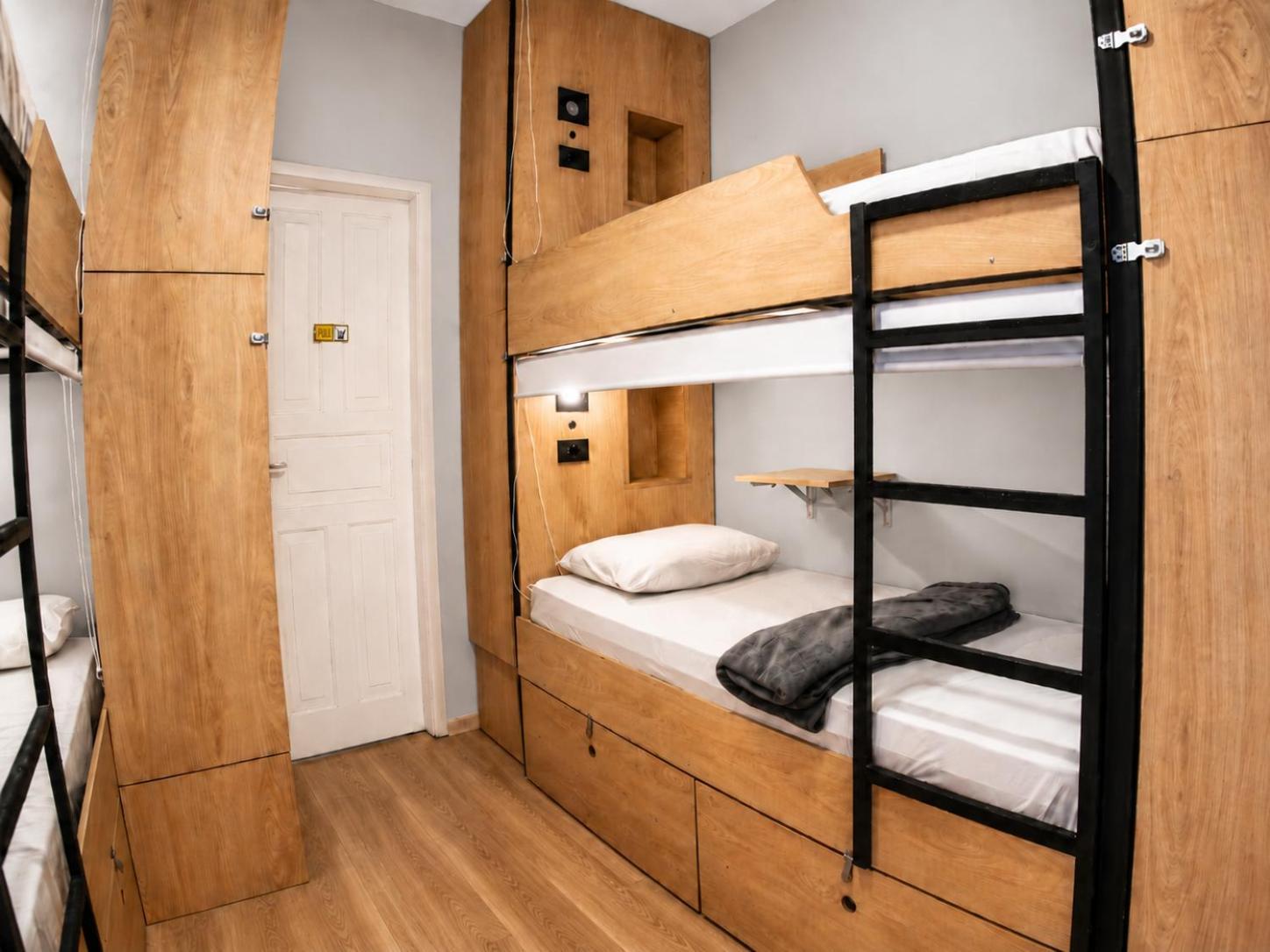 Bett im gemischten 6-Bett-Schlafsaal