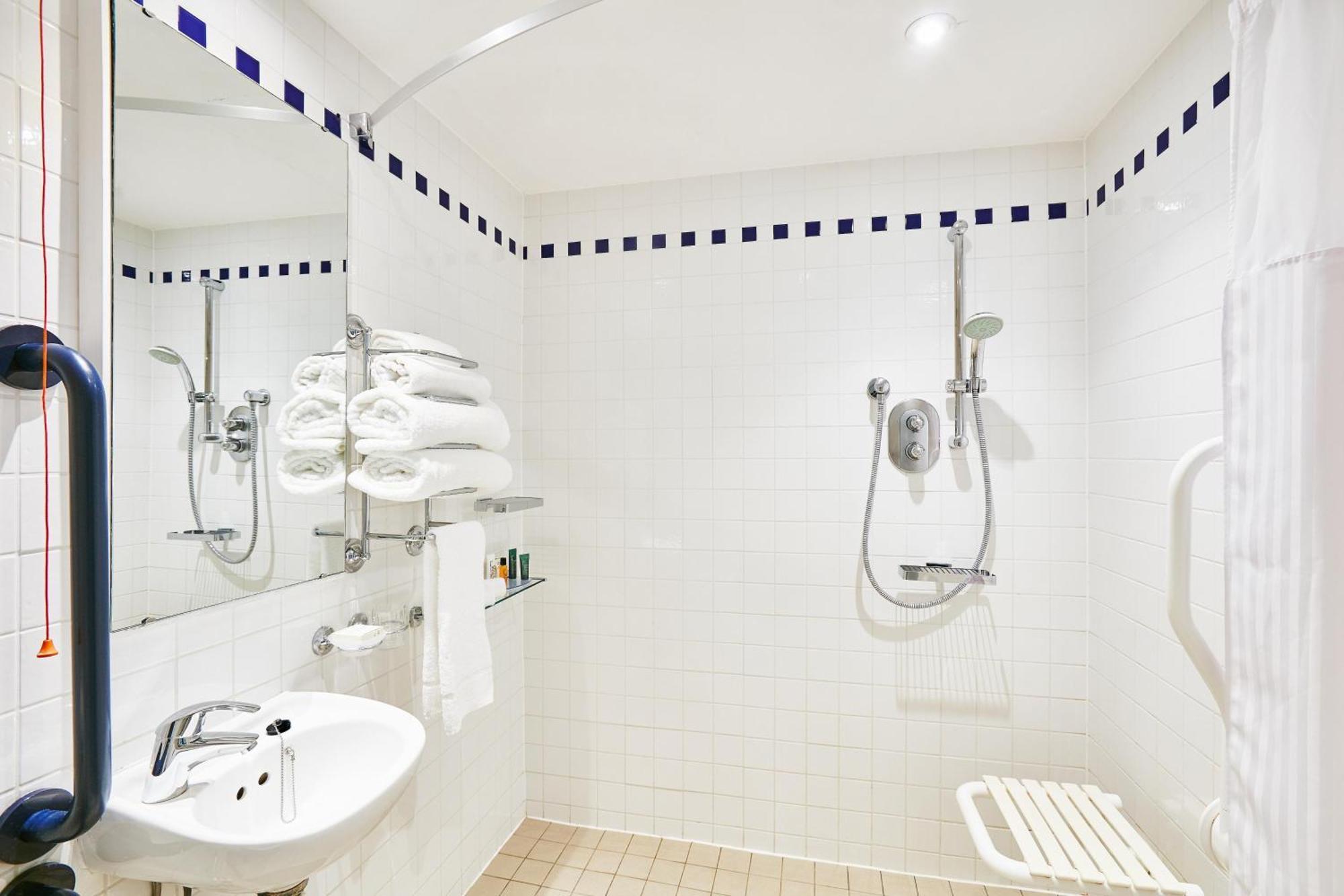 Queen Room Accessible